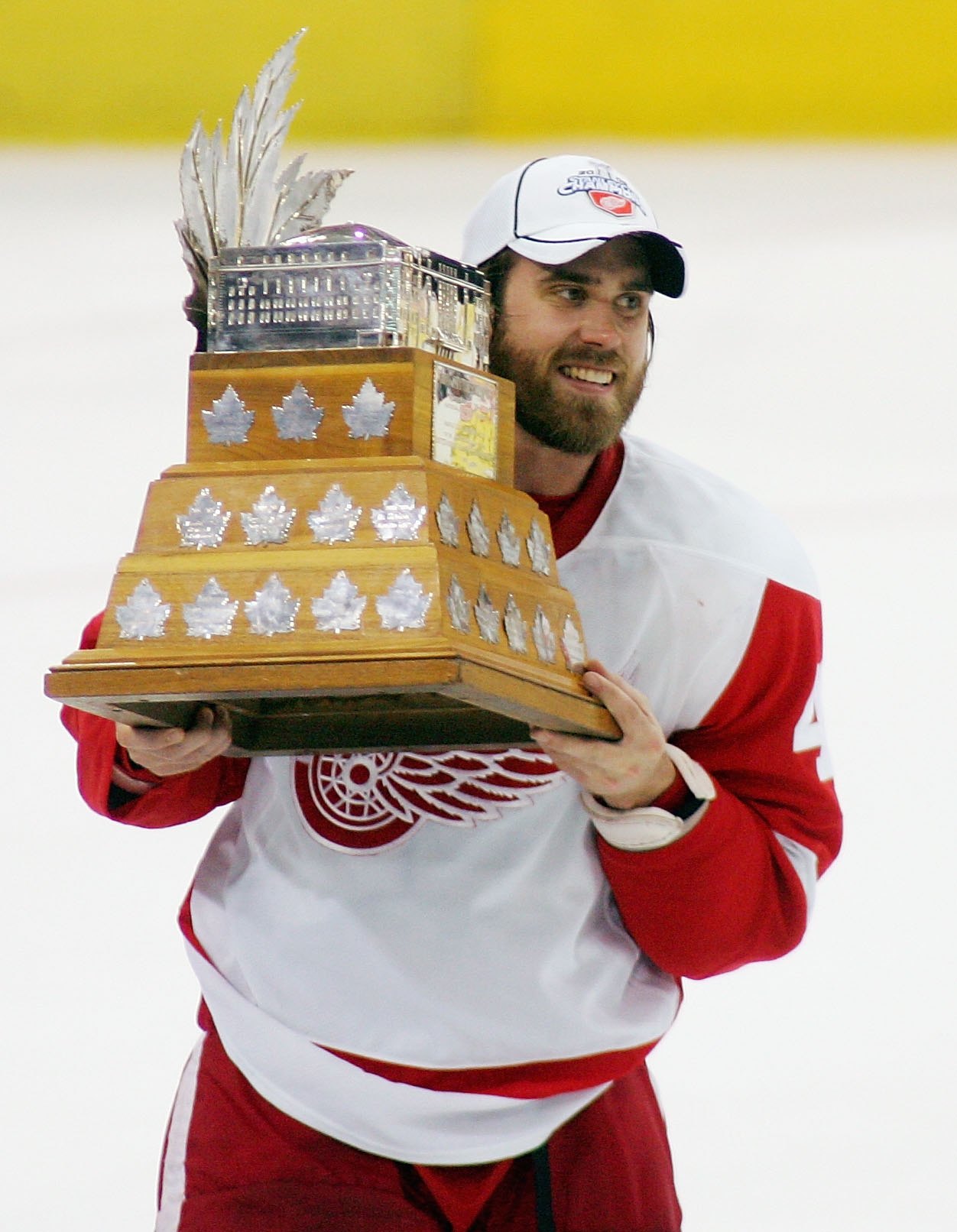 PITTSBURGH - JUNE 04: Stanley Cup Playoff MVP, Henrik Zetterberg #40 of the Detroit Red Wings skates with the Conn Smythe trophy after defeating the Pittsburgh Penguins in game six of the 2008 NHL Stanley Cup Finals at Mellon Arena on June 4, 2008 in Pitt