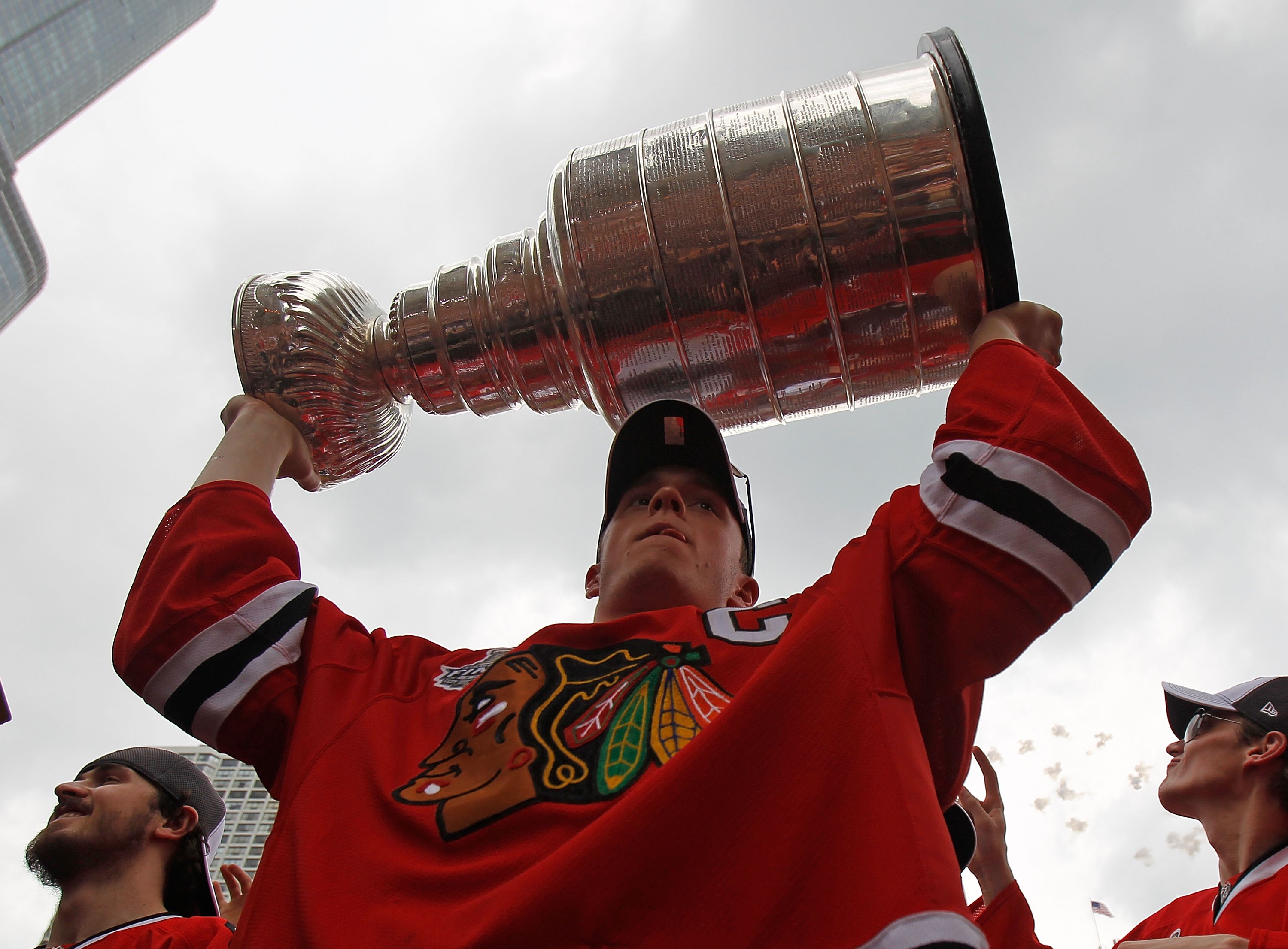 CHICAGO - JUNE 11: Jonathan Toews #19 hoists the cup during the Chicago Blackhawks Stanley Cup victory parade and rally on June 11, 2010 in Chicago, Illinois. (Photo by Jonathan Daniel/Getty Images)