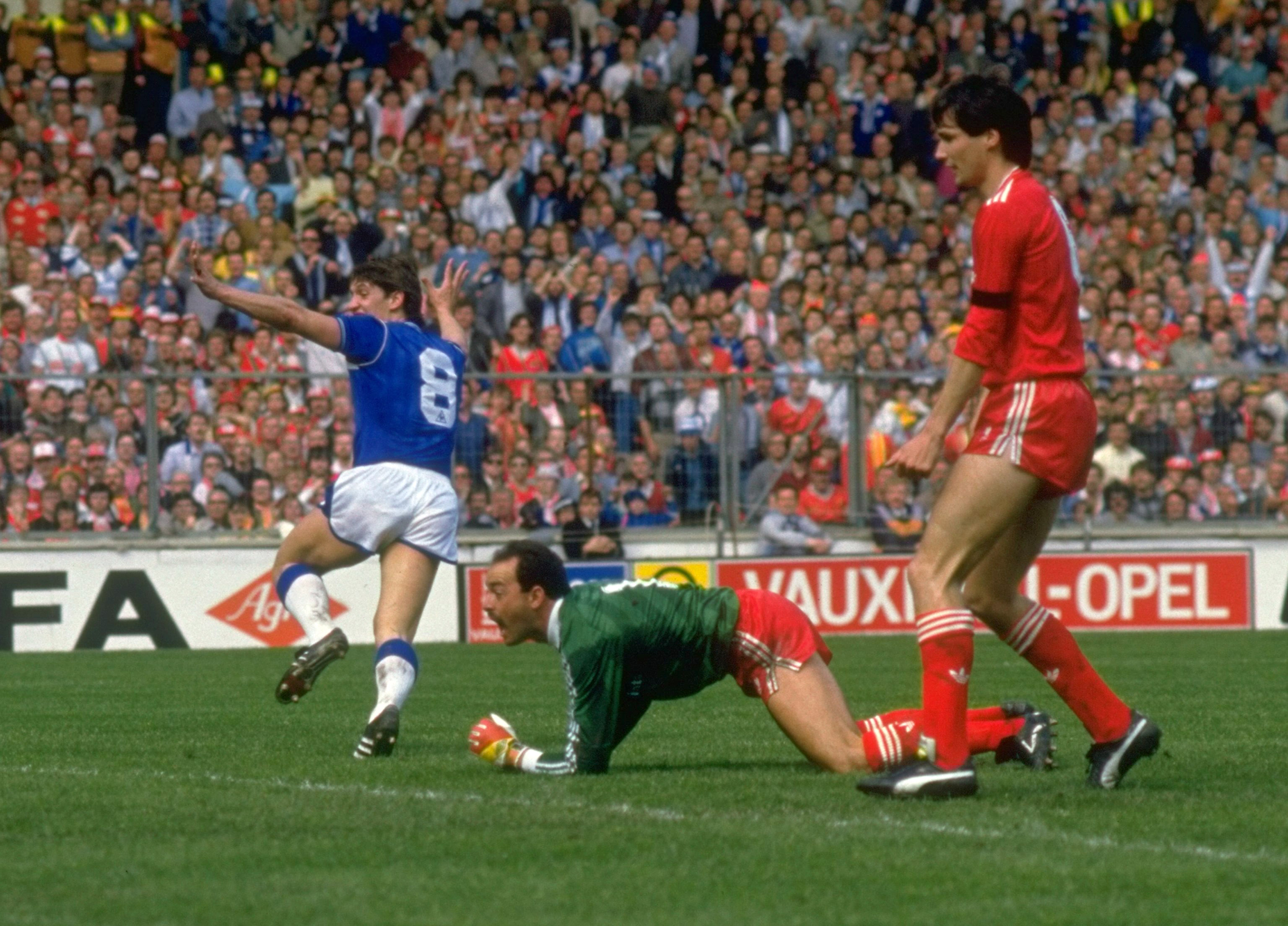 10 May 1986:  Gary Lineker of Everton beats Bruce Grobbelaar and Alan Hansen of Liverpool to score during the FA Cup Final at Wembley Stadium in London. Liverpool won the match 3-1. \ Mandatory Credit: David Cannon /Allsport