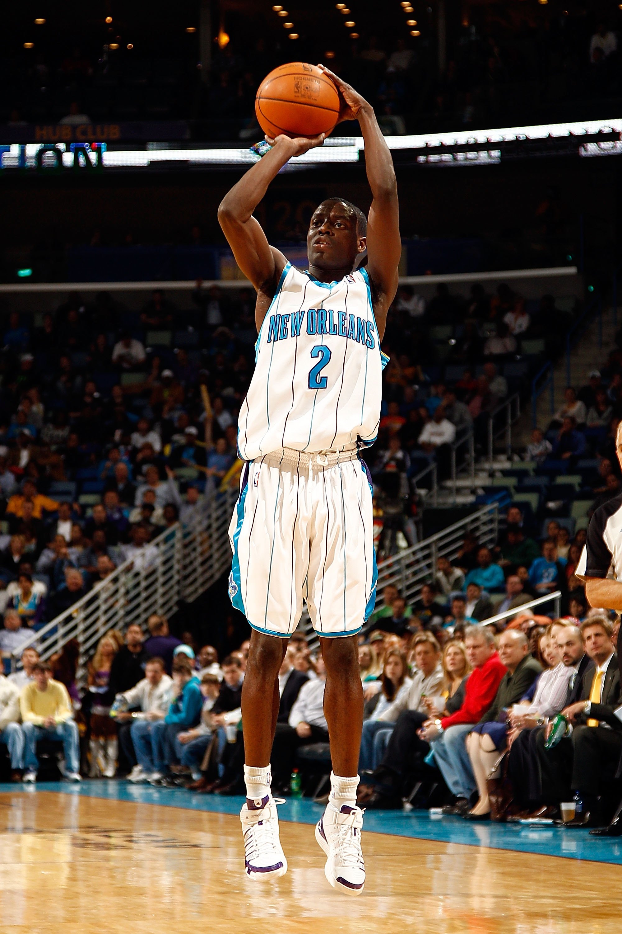 NEW ORLEANS - MARCH 22:  Darren Collison #2 of the New Orleans Hornets shoots the ball during the game against the Dallas Mavericks at the New Orleans Arena on March 22, 2010 in New Orleans, Louisiana.  NOTE TO USER: User expressly acknowledges and agrees