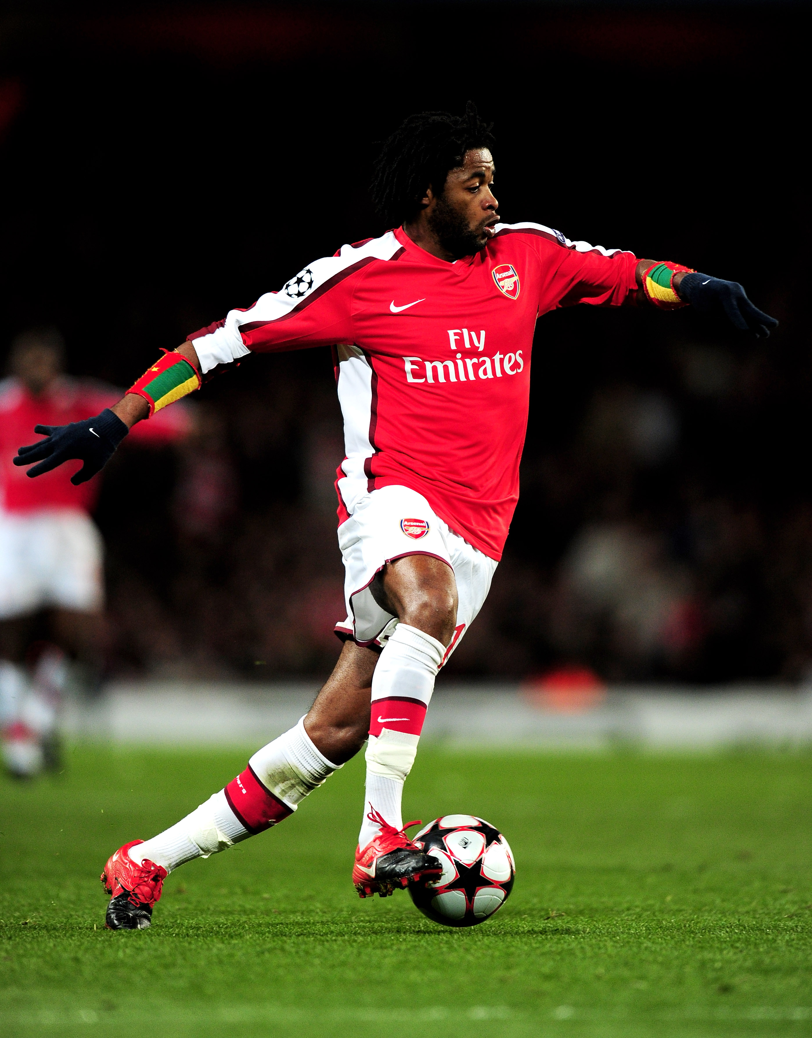 LONDON, ENGLAND - MARCH 09:  Alex Song of Arsenal runs with the ball during the UEFA Champions League round of 16 match between Arsenal and FC Porto at the Emirates Stadium on March 9, 2010 in London, England.  (Photo by Mike Hewitt/Getty Images)