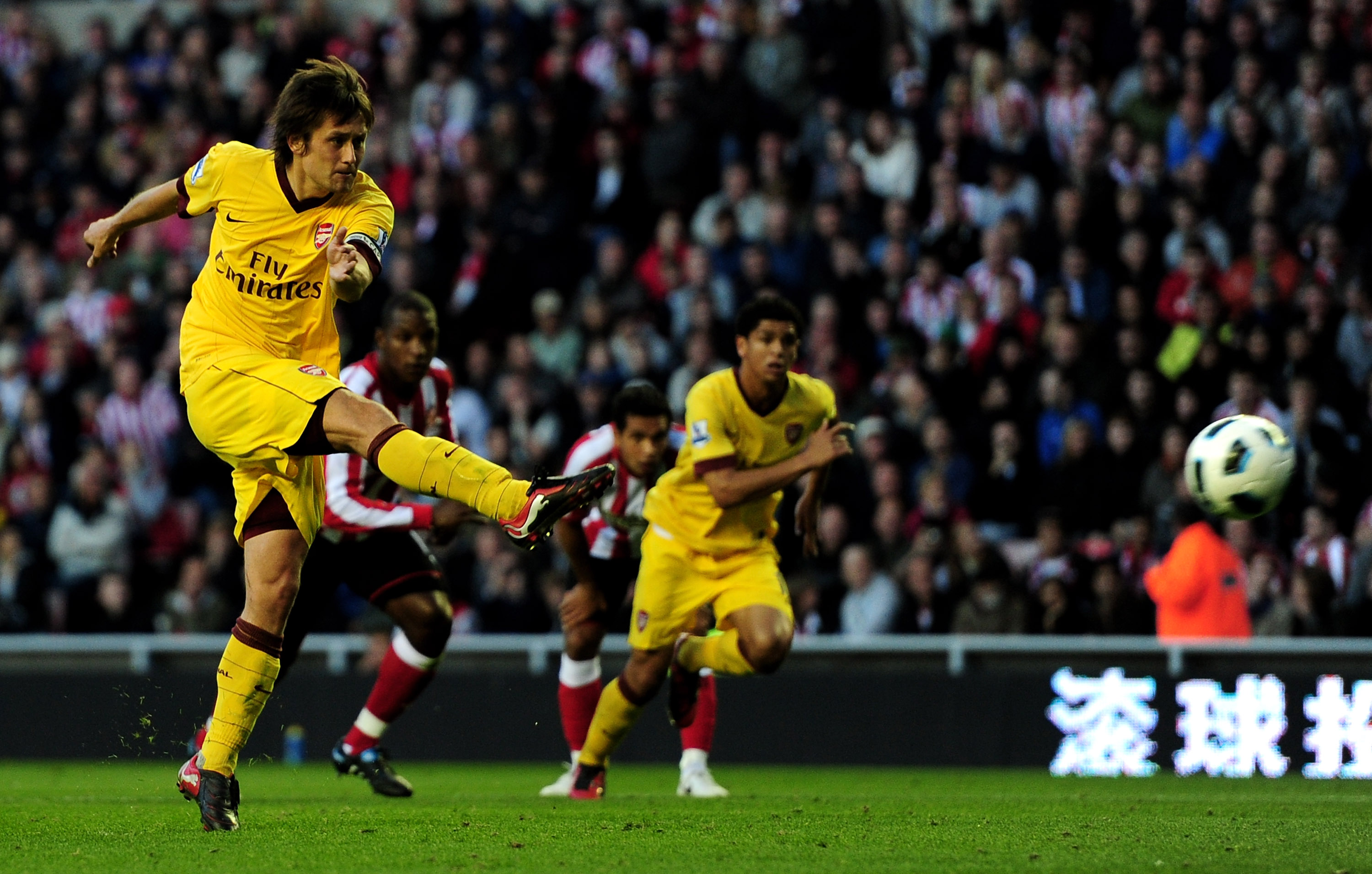 SUNDERLAND, ENGLAND - SEPTEMBER 18:  Tomas Rosicky of Arsenal misses a penalty kick during the Barclays Premier League match between Sunderland and Arsenal at the Stadium of Light on September 18, 2010 in Sunderland, England. (Photo by Jamie McDonald/Gett
