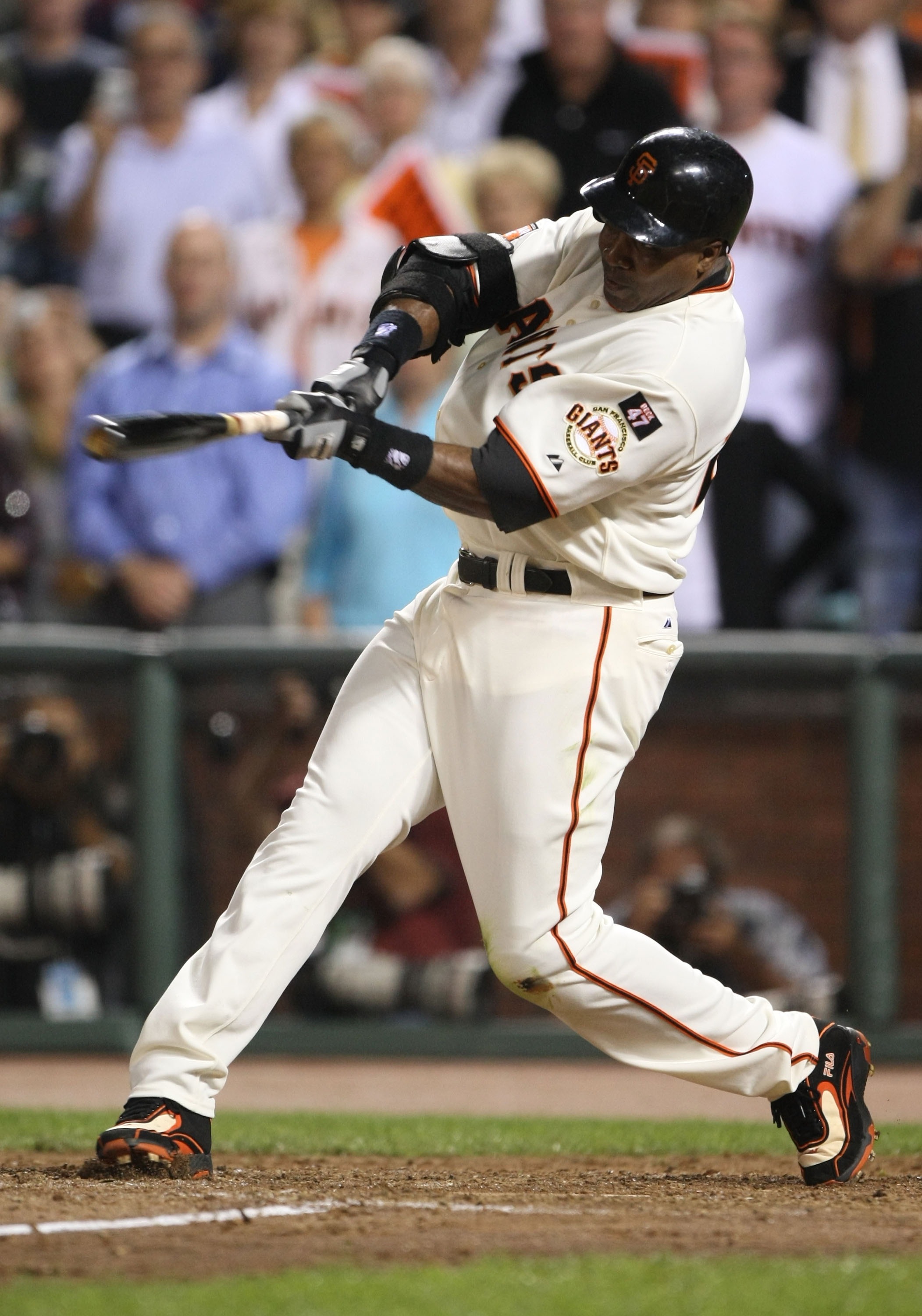 San Francisco Giants' Barry Bonds, #25, points to the sky after