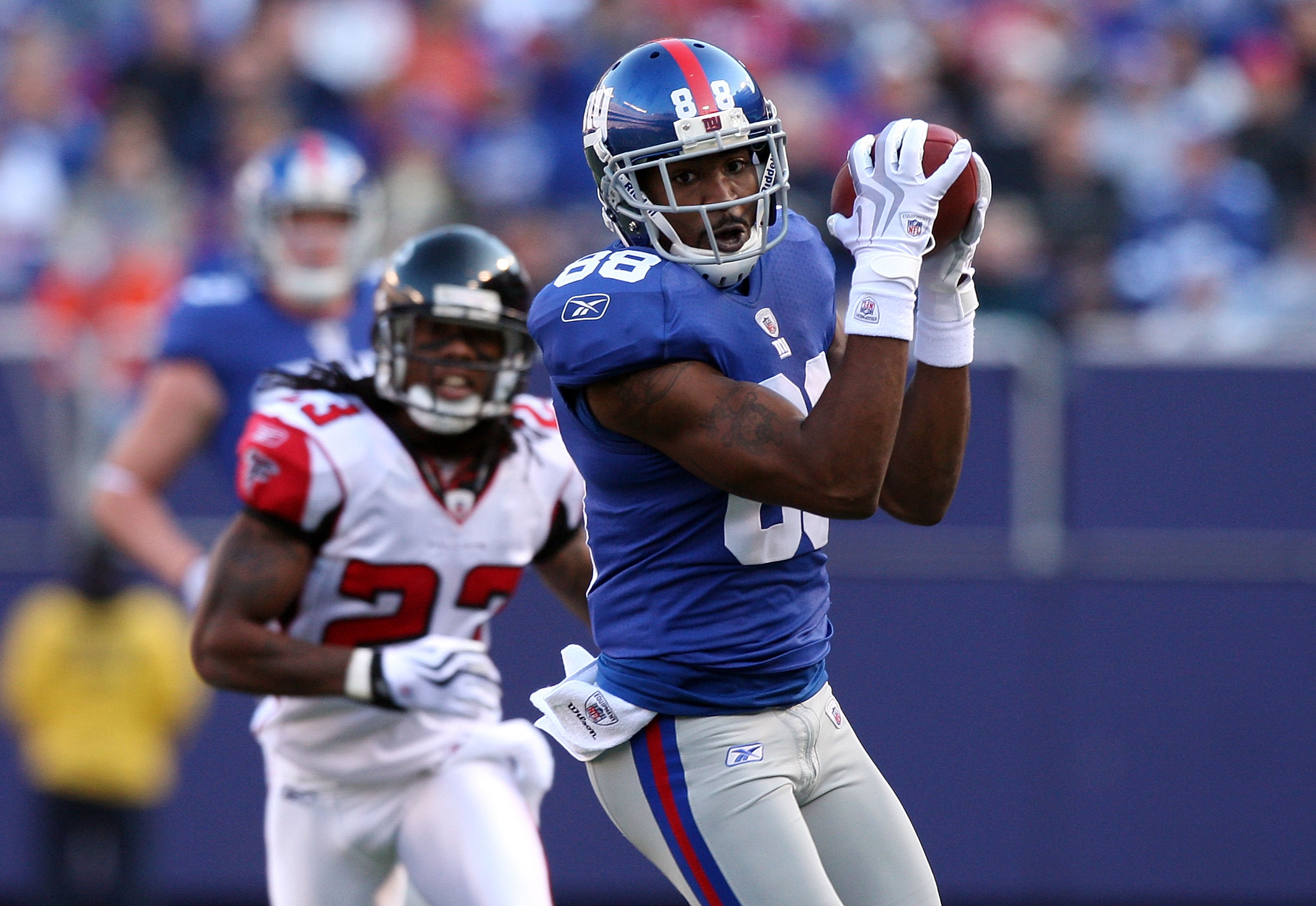 New York Giants wide receiver Hakeem Nicks (88) brakes a tackle