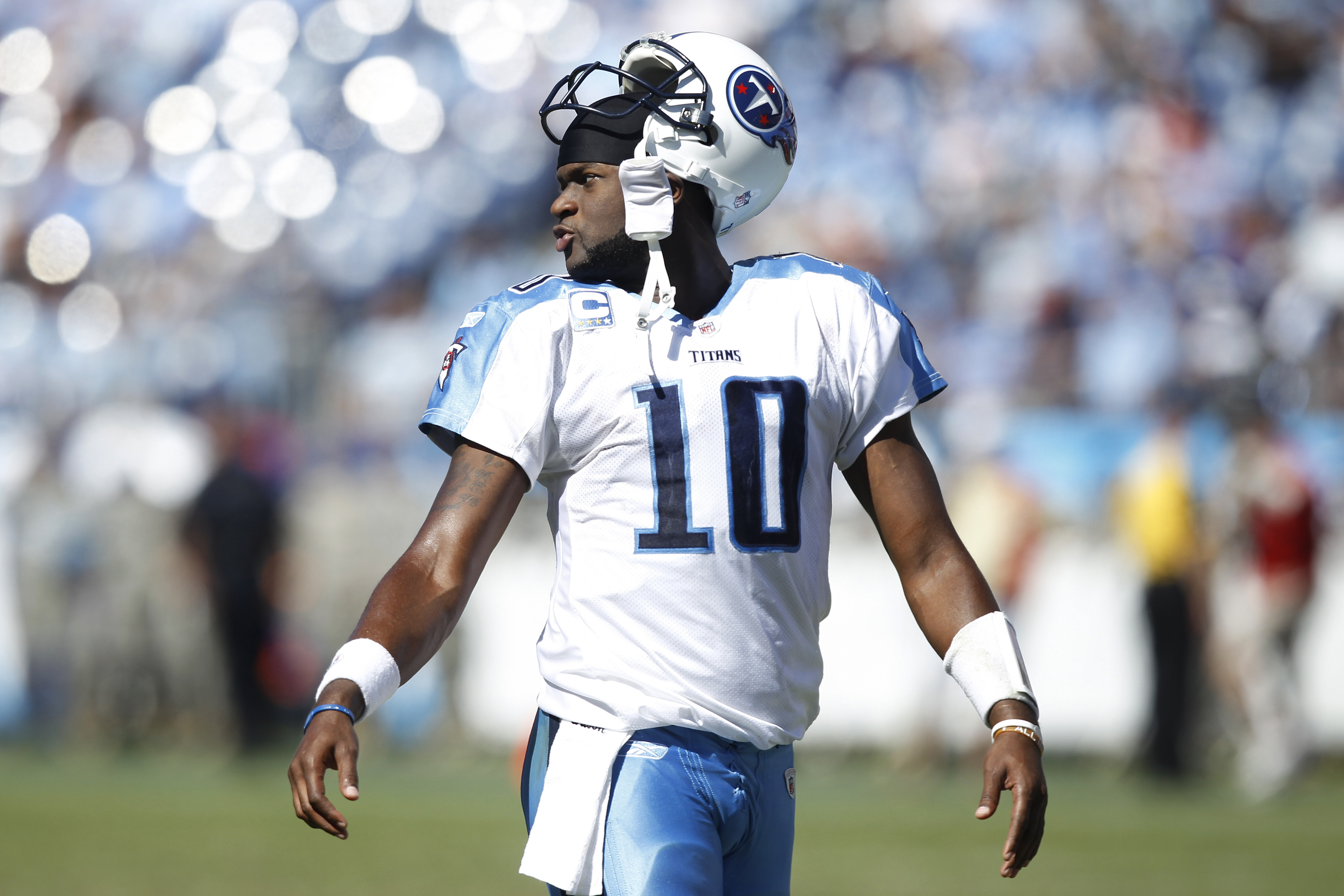 Vince Young guides resurgent Tennessee Titans past Houston Texans