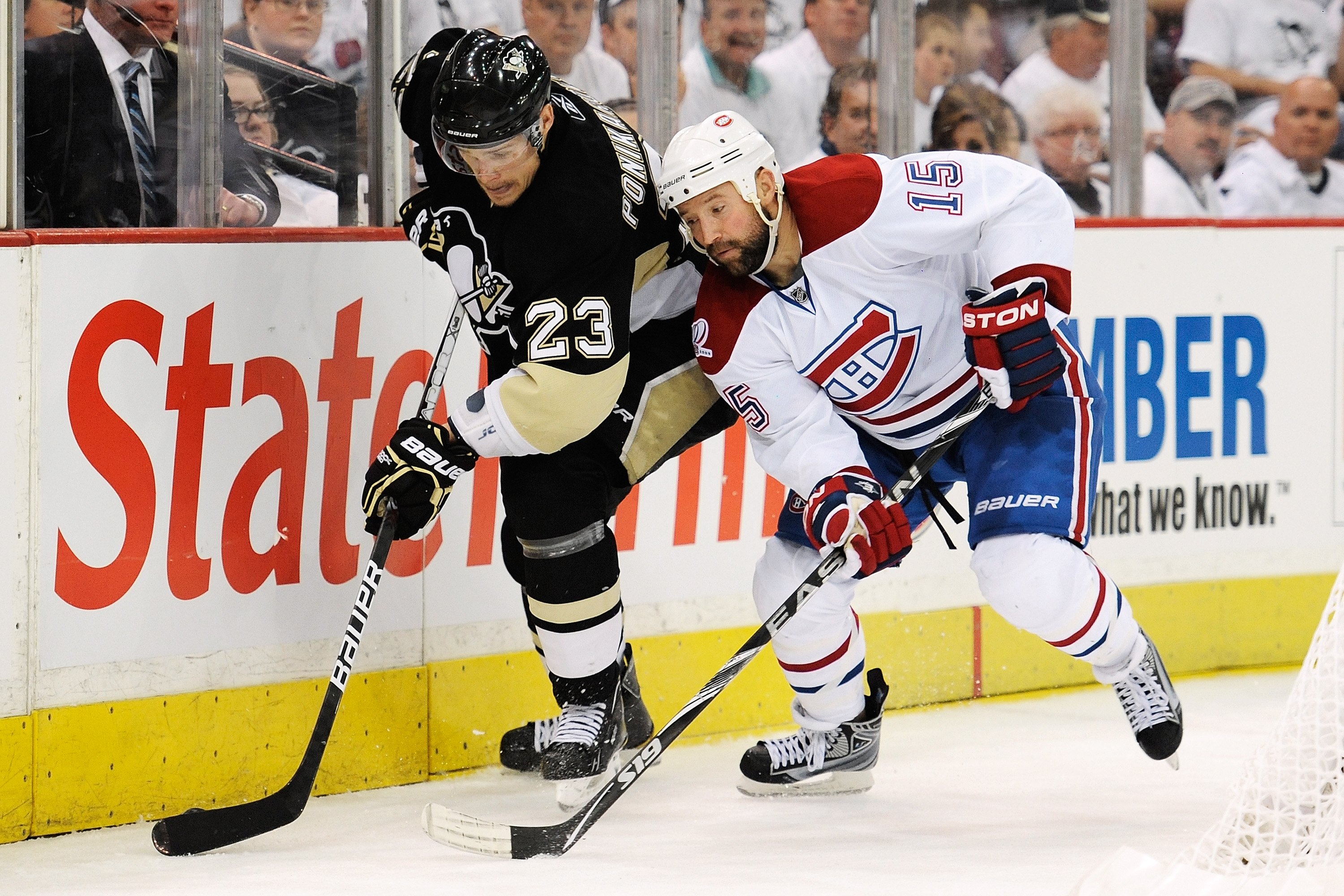 Pittsburgh Penguins Gary Roberts fight for the puck with