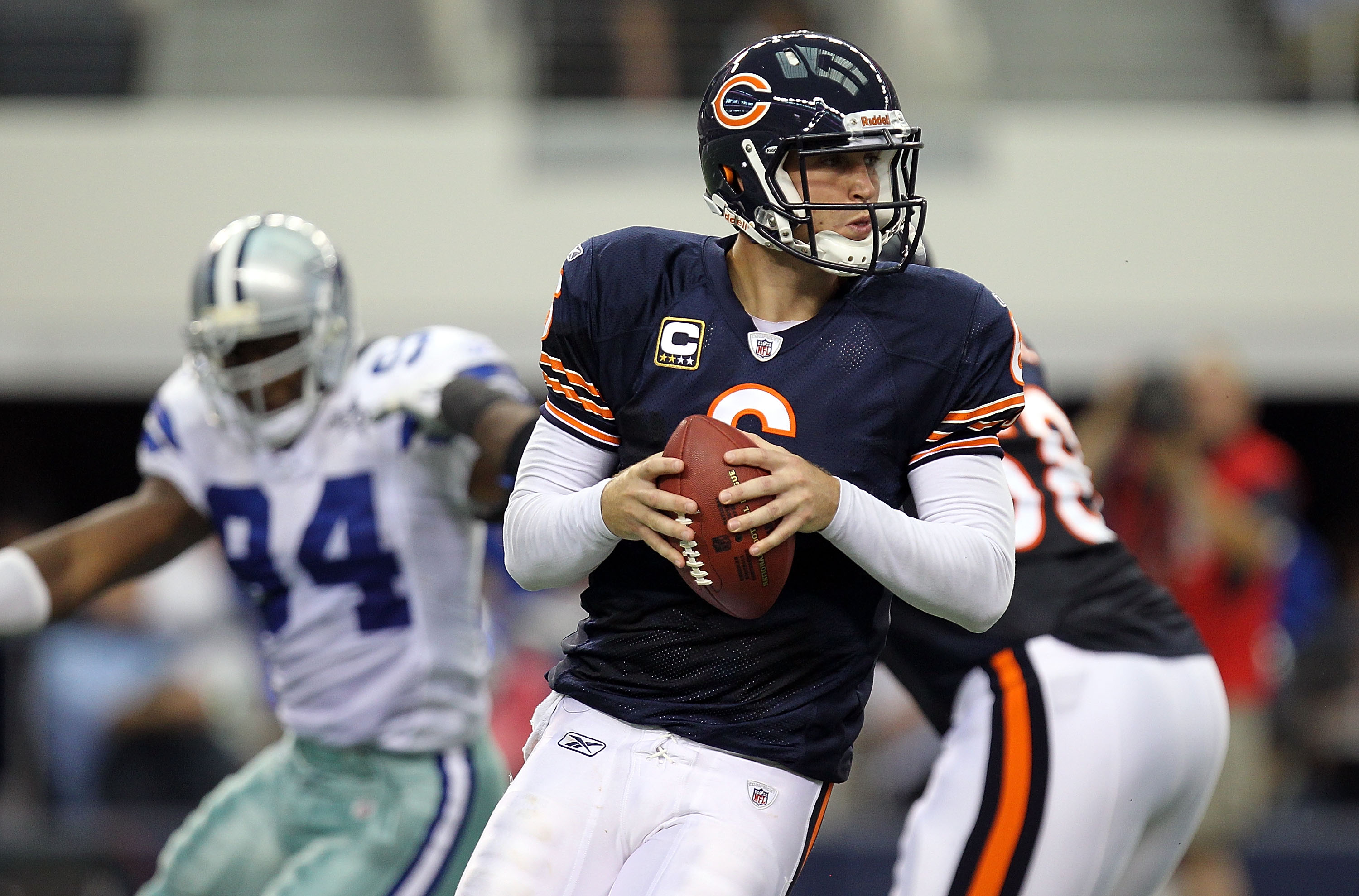 ARLINGTON, TX - SEPTEMBER 19:  Quarterback Jay Cutler #6 of the Chicago Bears looks to pass against the Dallas Cowboys at Cowboys Stadium on September 19, 2010 in Arlington, Texas.  (Photo by Ronald Martinez/Getty Images)