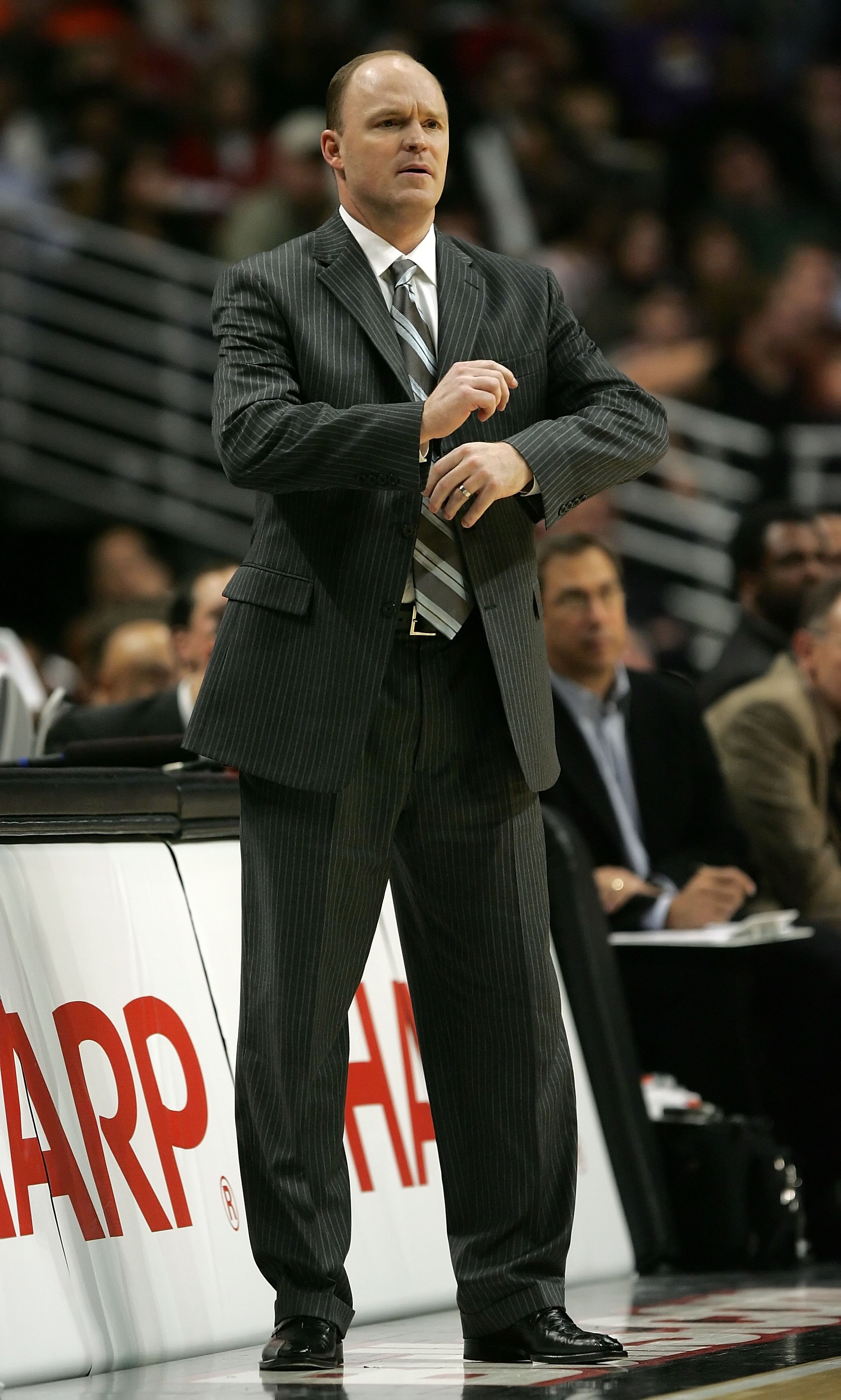 CHICAGO - JANUARY 02:  Head coach Scott Skiles of the Chicago Bulls coaches against the Phoenix Suns January 2, 2007 at the United Center in Chicago, Illinois. The Suns won 97-96.  (Photo by Jonathan Daniel/Getty Images)