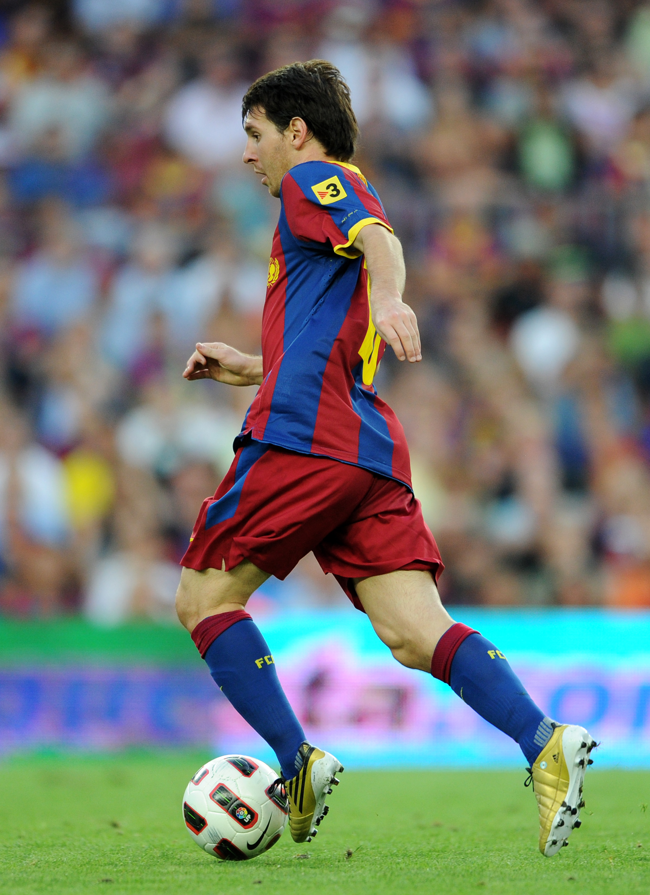 BARCELONA, SPAIN - SEPTEMBER 11:  Lionel Messi of Barcelona runs with the ball during the La Liga match between Barcelona and Hercules at the Camp Nou stadium on September 11, 2010 in Barcelona, Spain. Barcelona lost the match 2-0.  (Photo by Jasper Juine