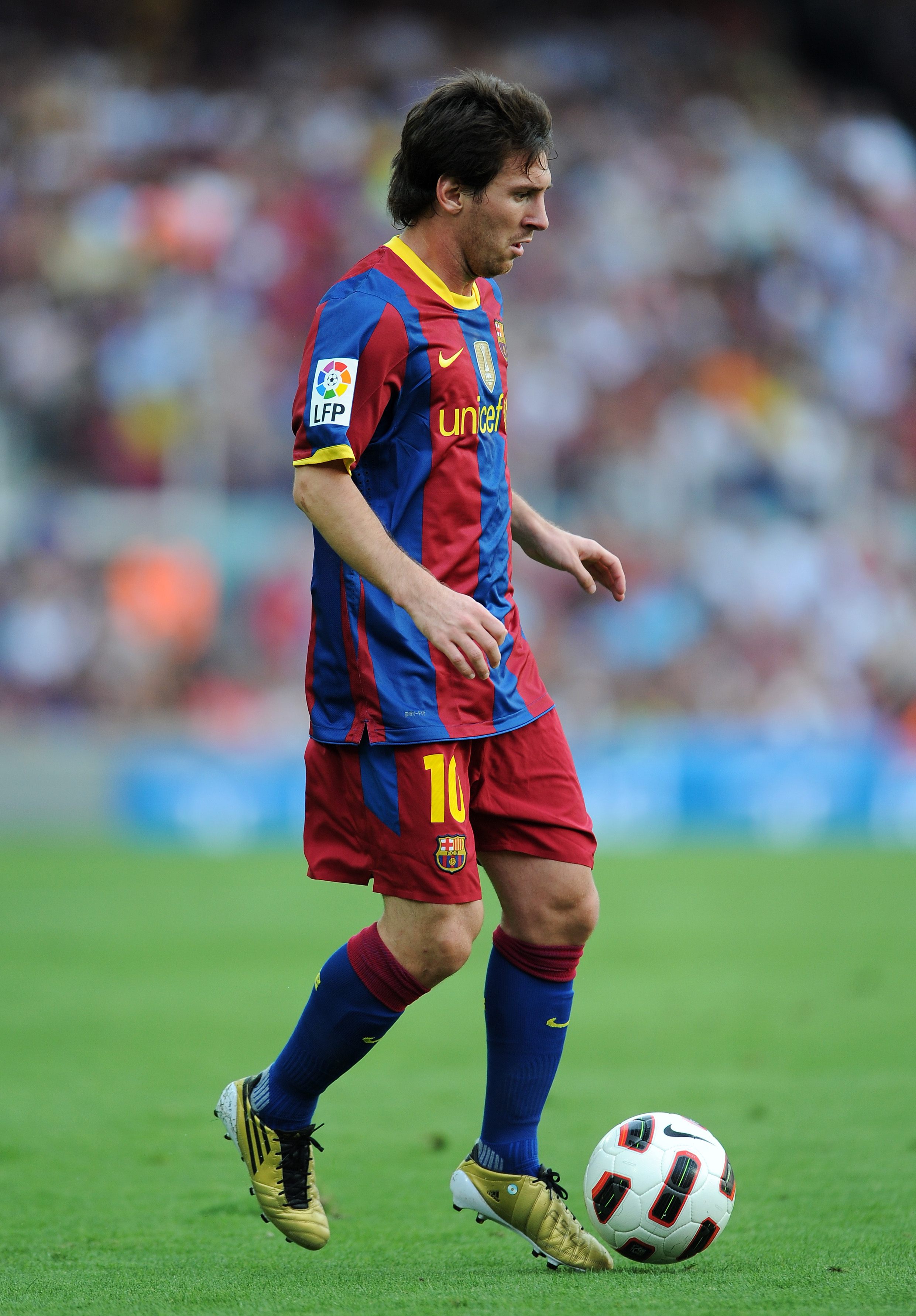 BARCELONA, SPAIN - SEPTEMBER 11:  Lionel Messi of Barcelona controls the ball during the La Liga match between Barcelona and Hercules at the Camp Nou stadium on September 11, 2010 in Barcelona, Spain. Barcelona lost the match 2-0.  (Photo by Jasper Juinen