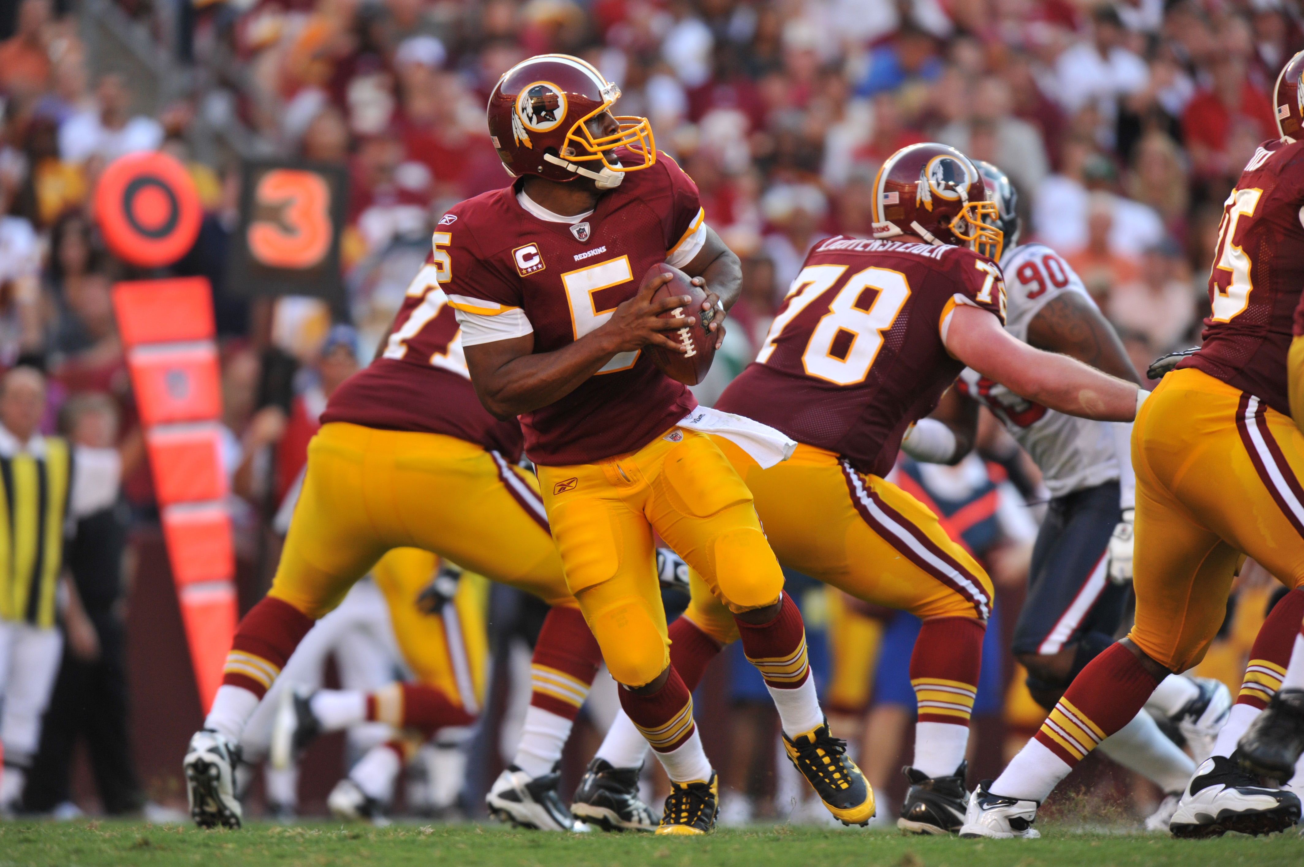 Landover, MD, USA. 23rd Sep, 2018. Washington Redskins QB #11 Alex Smith  during a NFL football game between the Washington Redskins and the Green  Bay Packers at FedEx Field in Landover, MD.