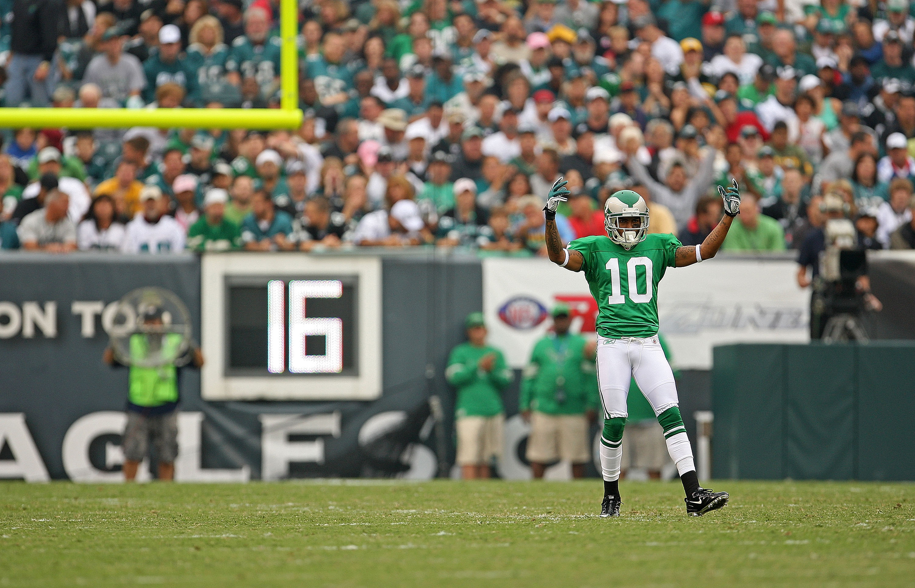 Jacksonville, FL, USA. 24th Aug, 2013. Philadelphia Eagles quarterback  Michael Vick (7) with a Gatorade water bottle during a preseason NFL game  against the Jacksonville Jaguars at EverBank Field on Aug. 24