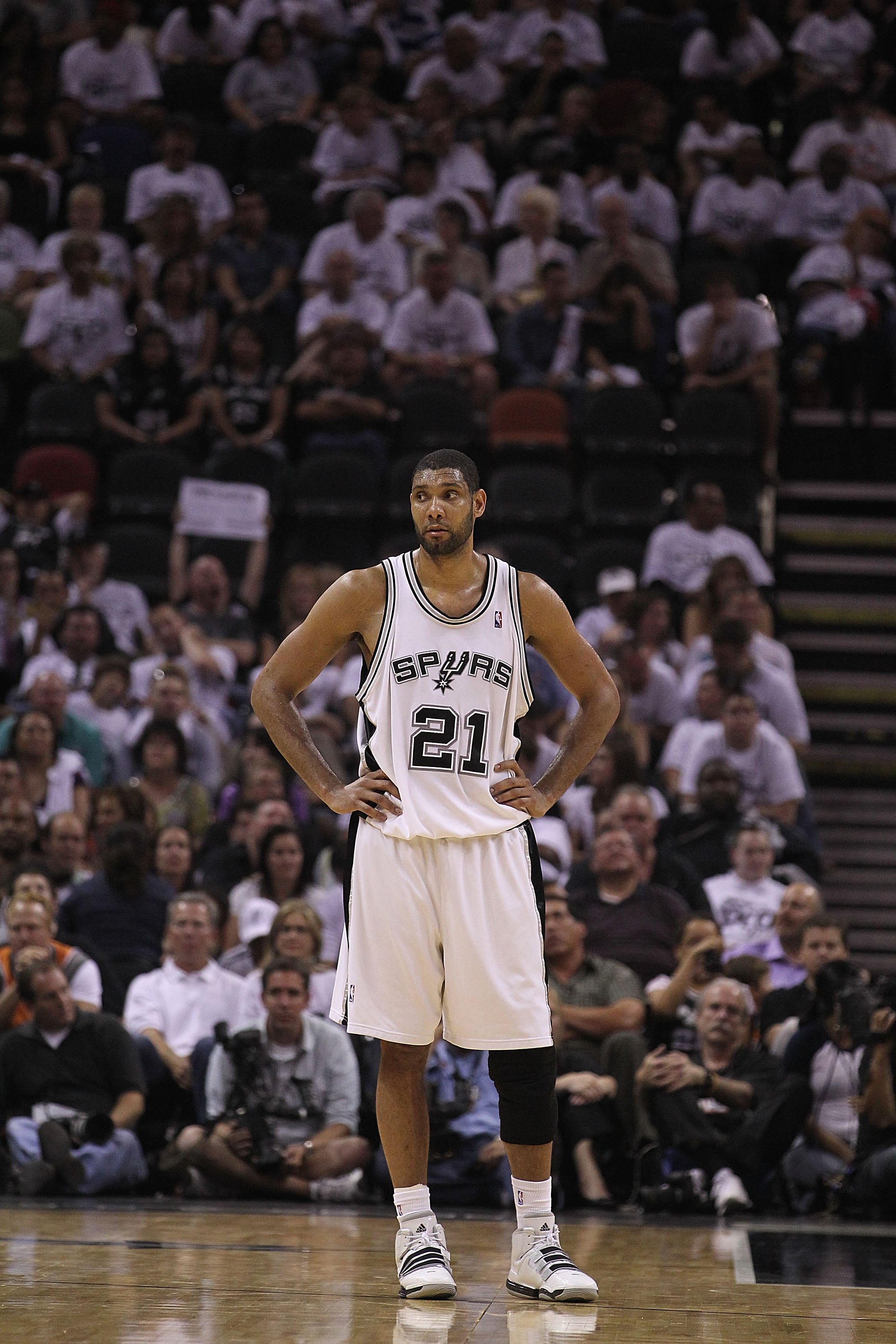 SAN ANTONIO - MAY 07:  Tim Duncan #21 of the San Antonio Spurs in Game Three of the Western Conference Semifinals during the 2010 NBA Playoffs at AT&T Center on May 7, 2010 in San Antonio, Texas. NOTE TO USER: User expressly acknowledges and agrees that,
