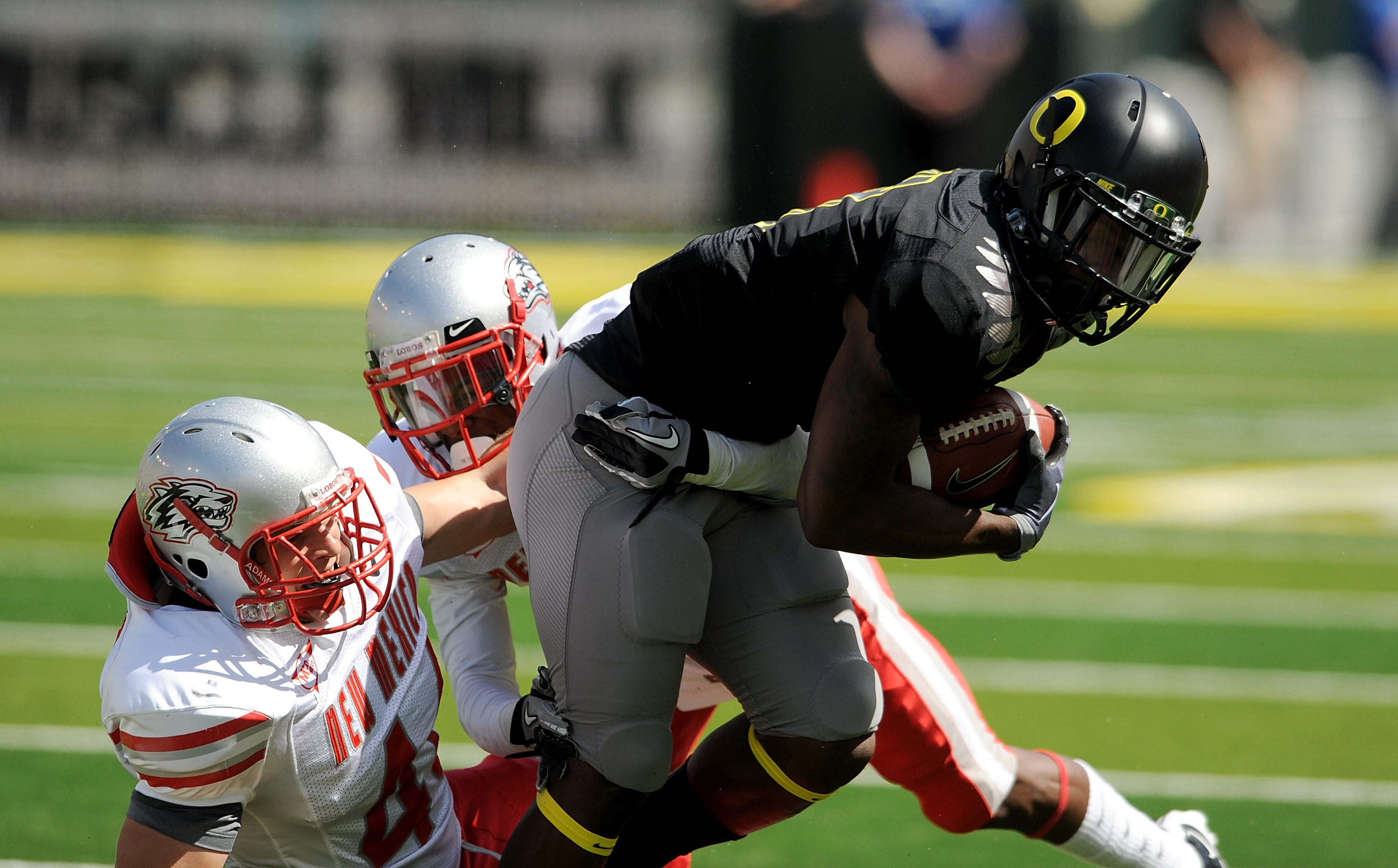 EUGENE, OR - SEPTEMBER 04: Wide receiver Josh Huff #4 of the Oregon Ducks breaks the tackle of a couple of New Mexico Lobos at Autzen Stadium on September 4, 2010 in Eugene, Oregon. Oregon won the game 72-0. (Photo by Steve Dykes/Getty Images)