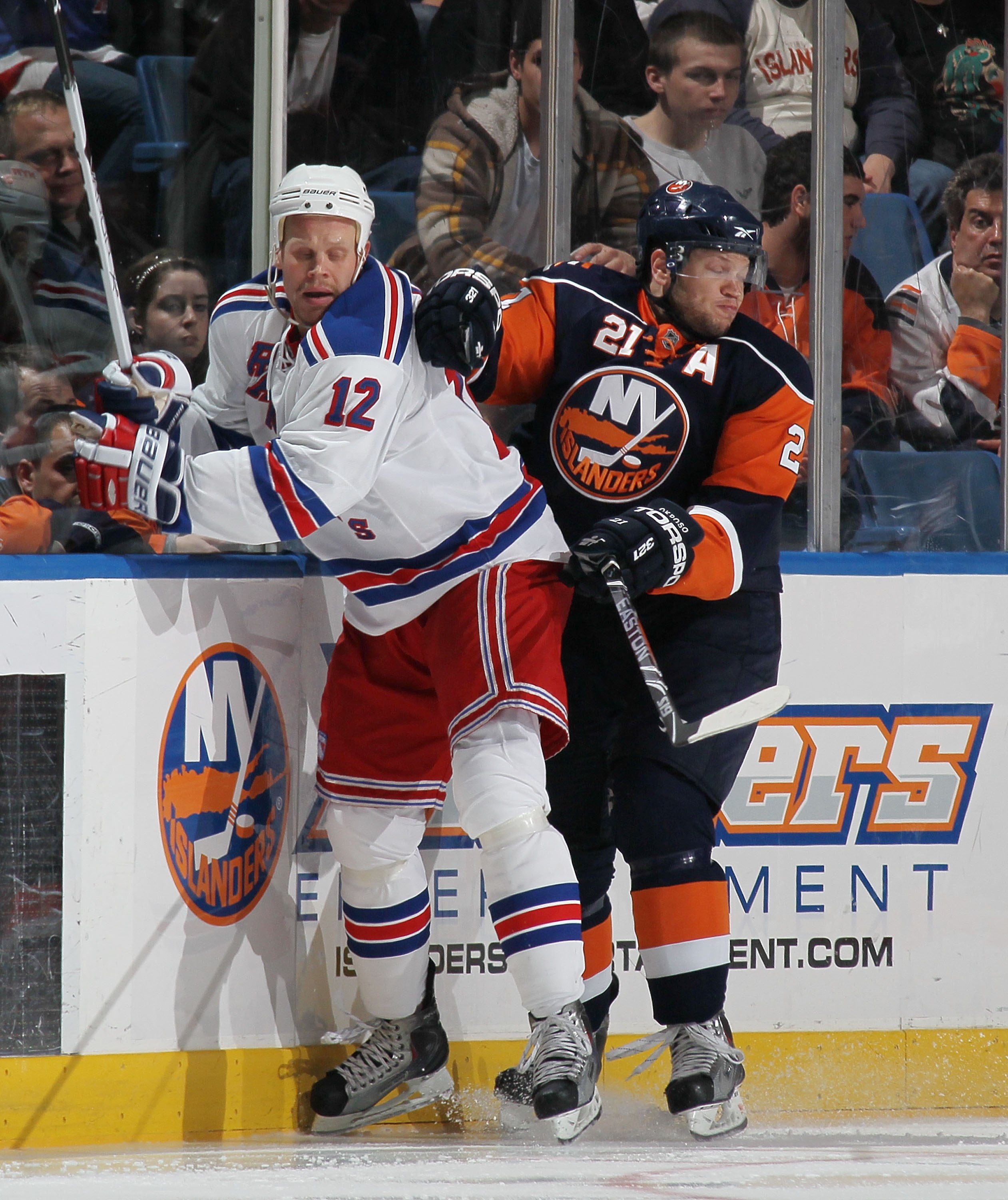 Kyle Okposo scores strange goal to lift Islanders over Jets