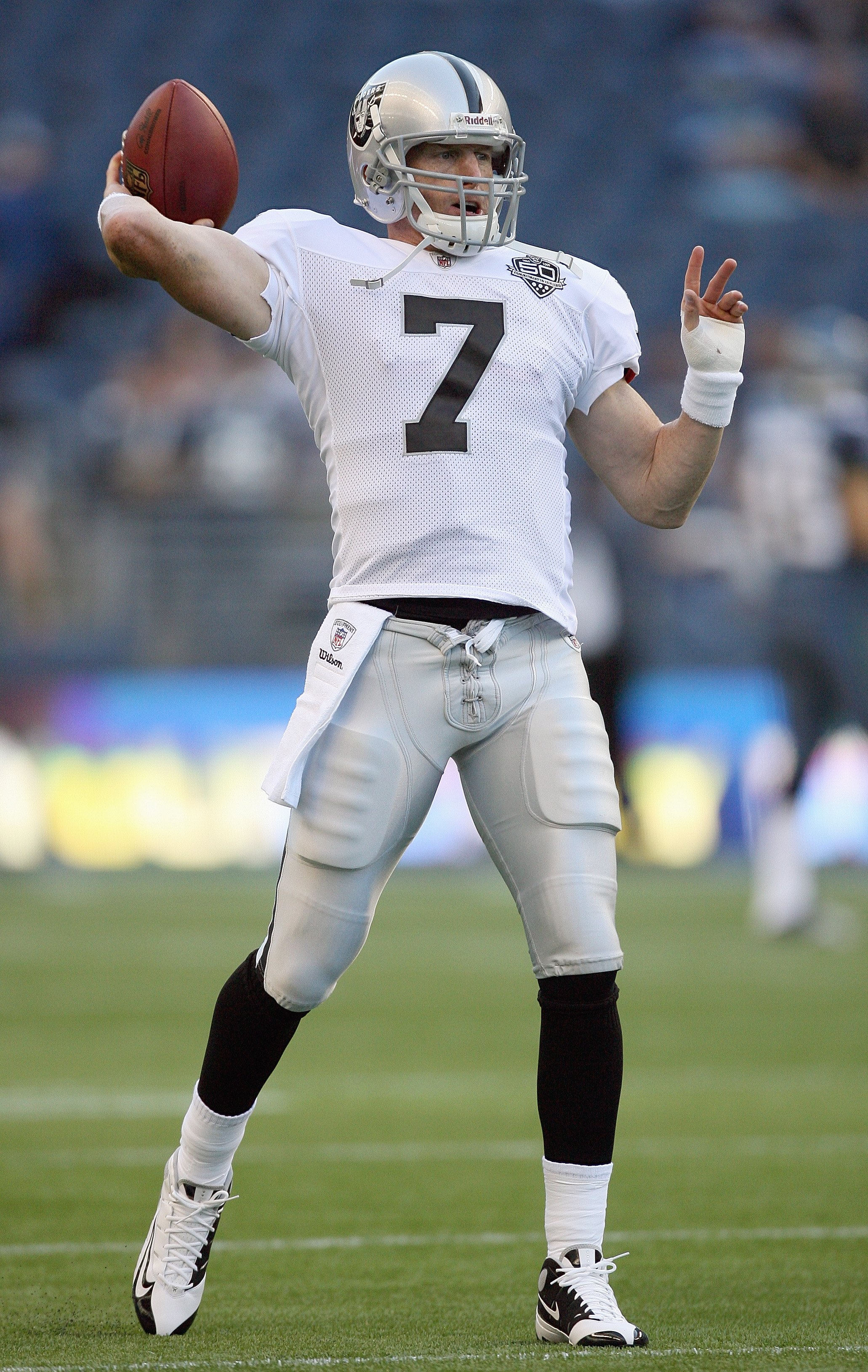 SEATTLE - SEPTEMBER 03: Quarterback Jeff Garcia #7 of the Oakland Raiders looks to pass before the game against the Seattle Seahawks on September 3, 2009 at Qwest Field in Seattle, Washington. (Photo by Otto Greule Jr/Getty Images)