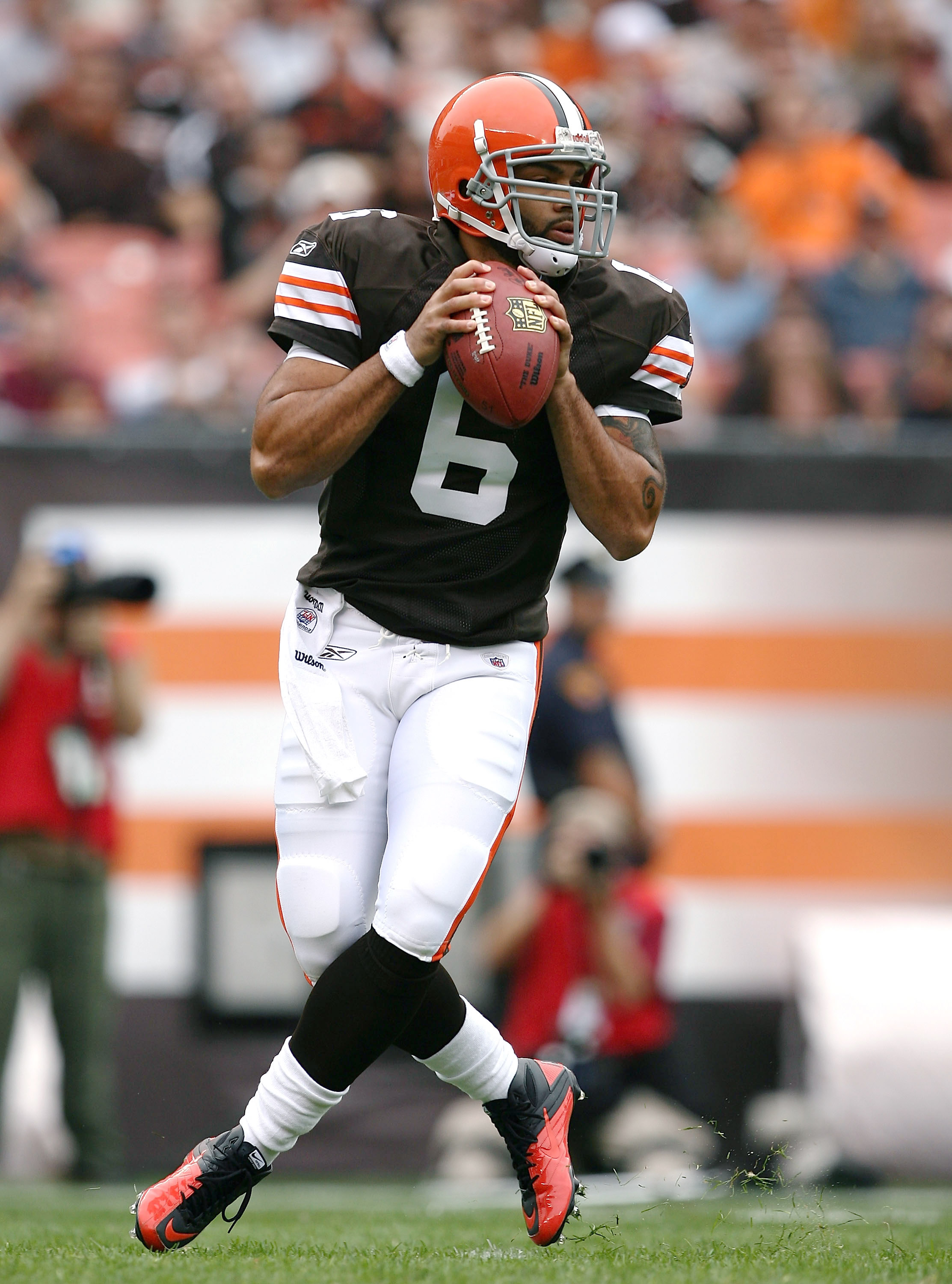 CLEVELAND - SEPTEMBER 19:  Quarterback Seneca Wallace #6 of the Cleveland Browns looks for a receiver against the Kansas City Chiefs at Cleveland Browns Stadium on September 19, 2010 in Cleveland, Ohio.  (Photo by Matt Sullivan/Getty Images)