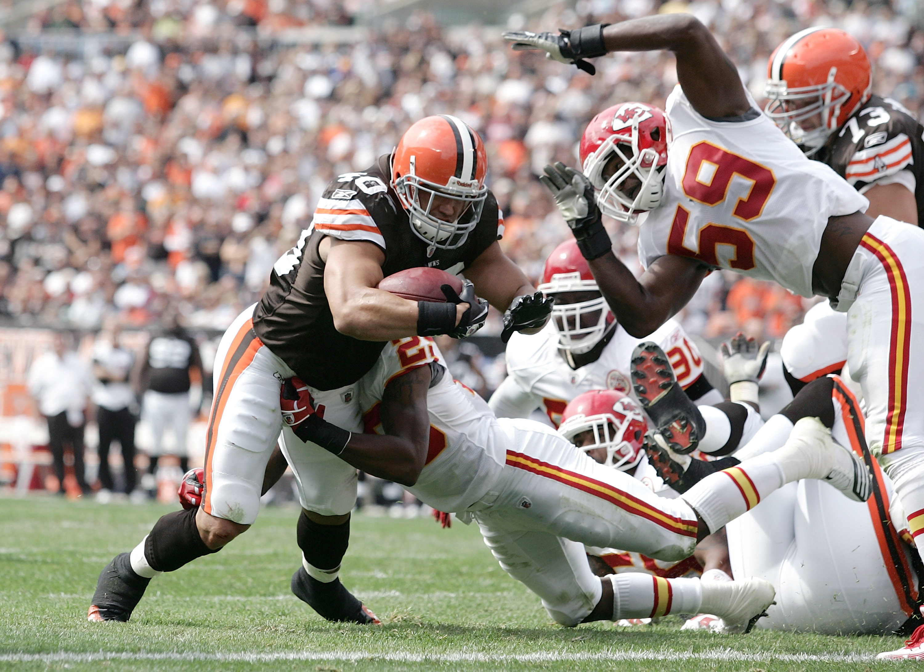 CLEVELAND - SEPTEMBER 19:  Running back Peyton Hillis #40 of the Cleveland Browns runs the ball for a touchdown as he is hit by linebacker Jovan Belcher #59 of the Kansas City Chiefs at Cleveland Browns Stadium on September 19, 2010 in Cleveland, Ohio.  (