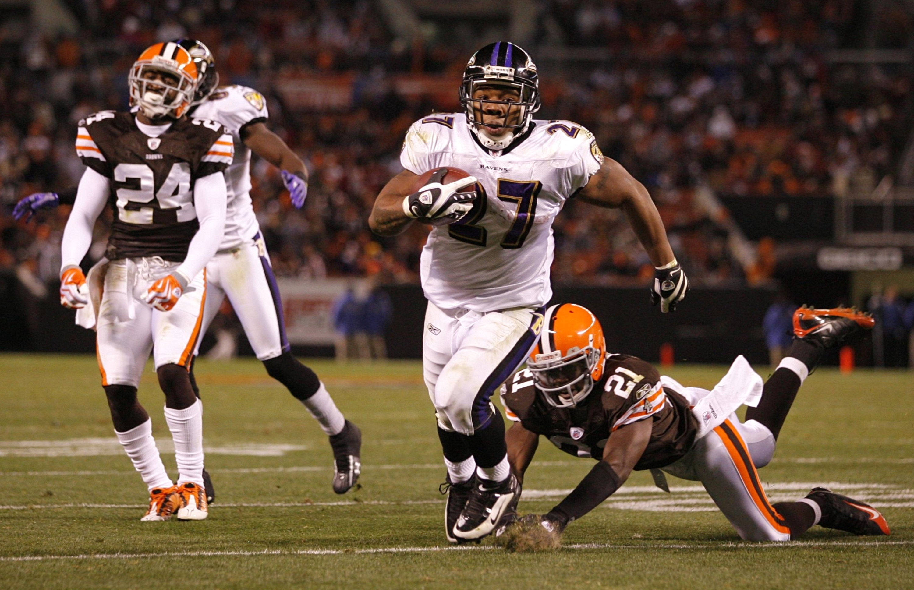 CLEVELAND - NOVEMBER 16: Ray Rice #27 of the Baltimore Ravens scores a 13-yard touchdown in the third quarter against Brodney Pool #21 and Eric Wright #24 of the Cleveland Browns at Cleveland Browns Stadium on November 16, 2009 in Cleveland, Ohio.  (Photo