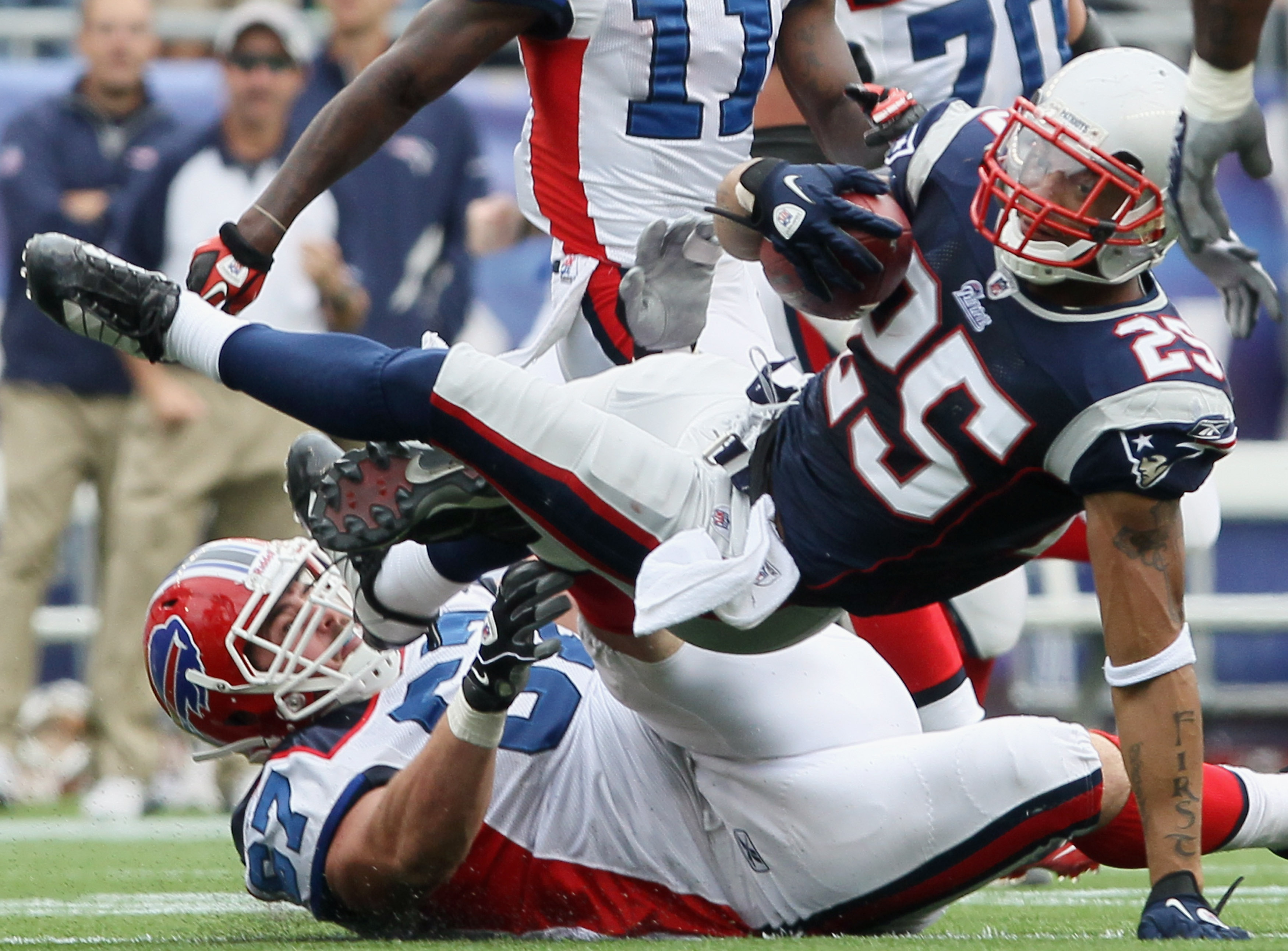 Duo of BenJarvus Green-Ellis, Danny Woodhead bolster Patriots