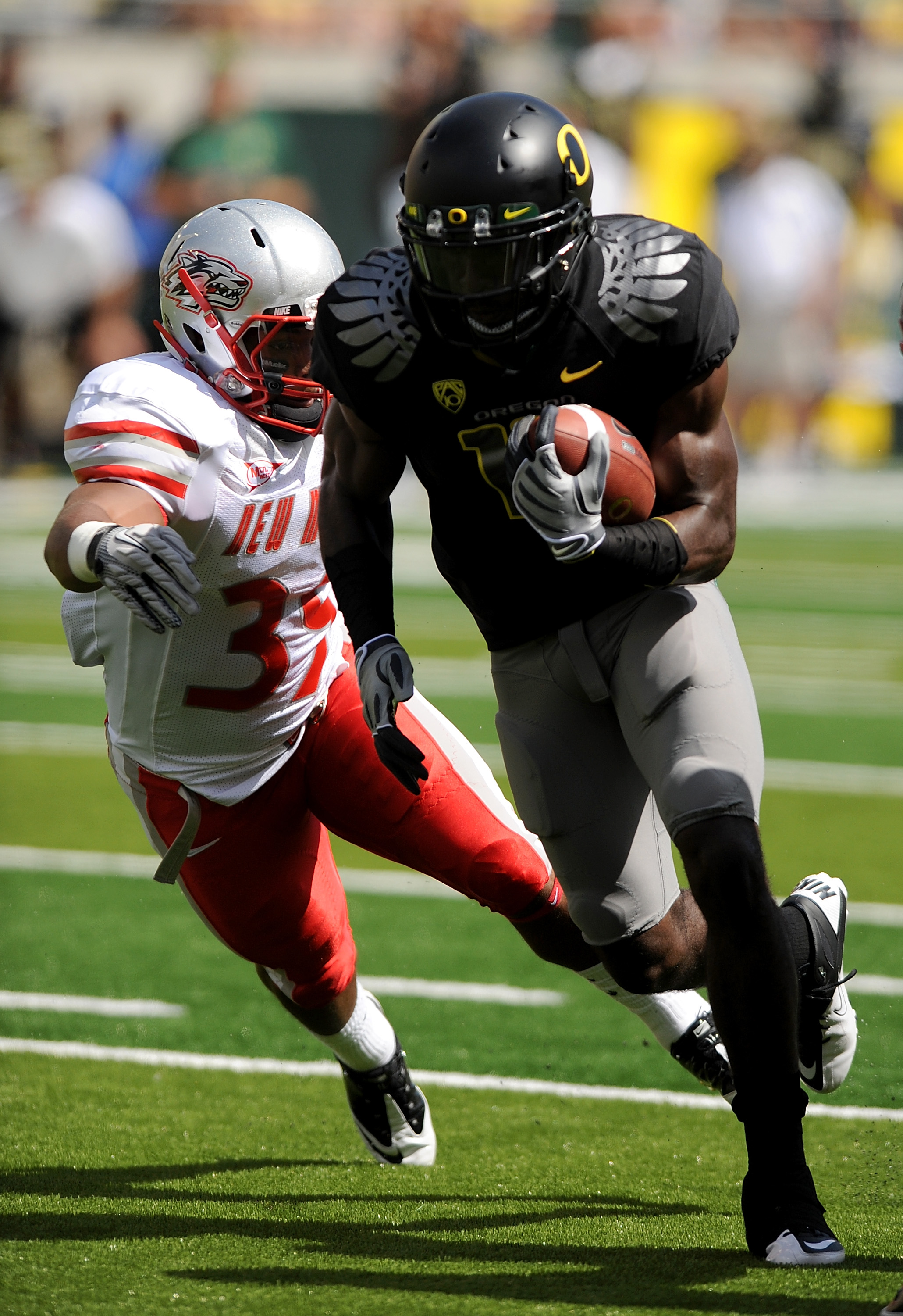 EUGENE, OR - SEPTEMBER 04: Wide receiver Drew Davis #10 of the Oregon Ducks eludes the tackle of linebacker Joe Stoner #39 of the New Mexico Lobos and heads up the field with a pass reception in the first quarter of the game at Autzen Stadium on Septembe