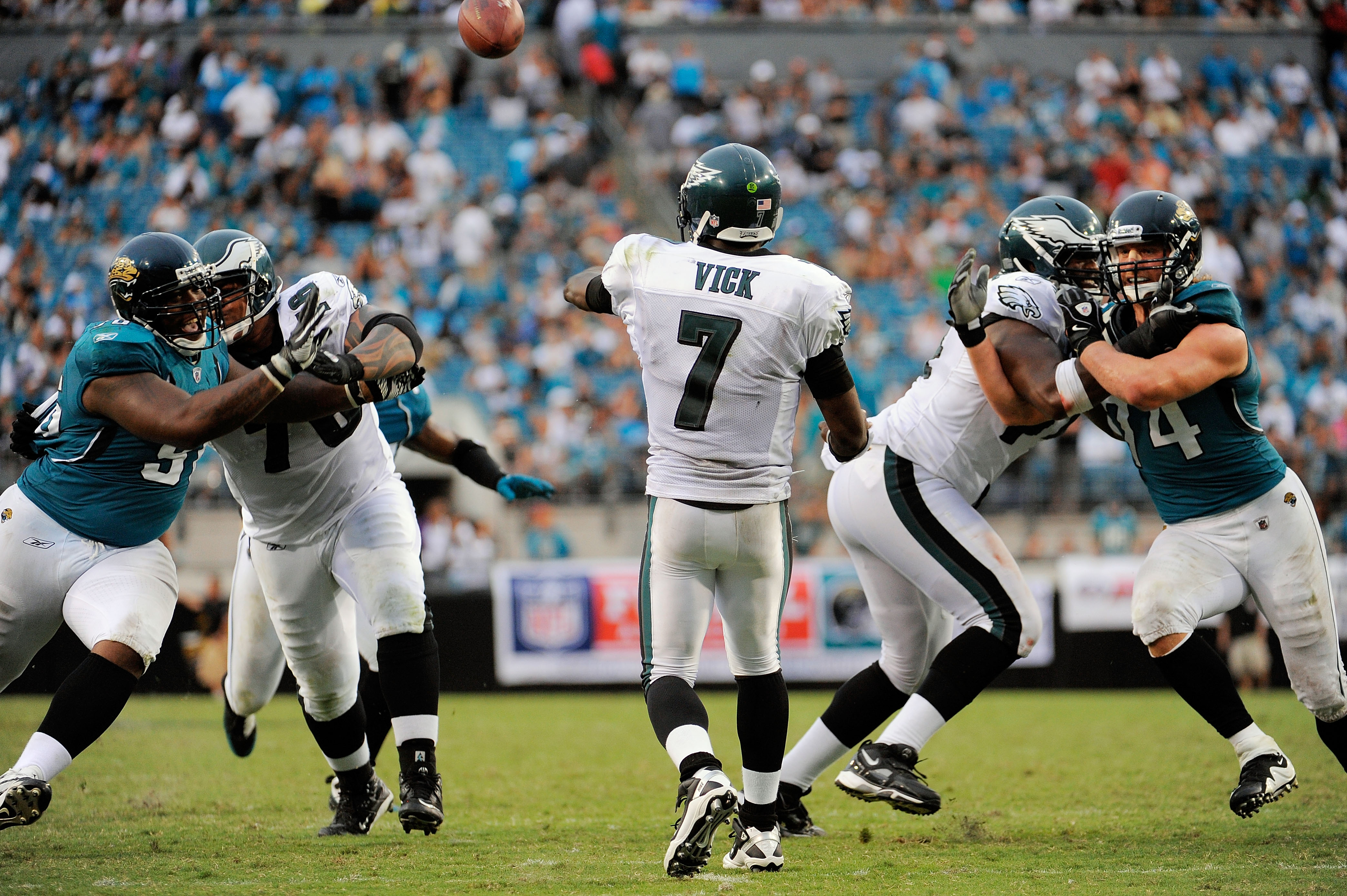 Jacksonville, FL, USA. 24th Aug, 2013. Philadelphia Eagles quarterback  Michael Vick (7) with a Gatorade water bottle during a preseason NFL game  against the Jacksonville Jaguars at EverBank Field on Aug. 24