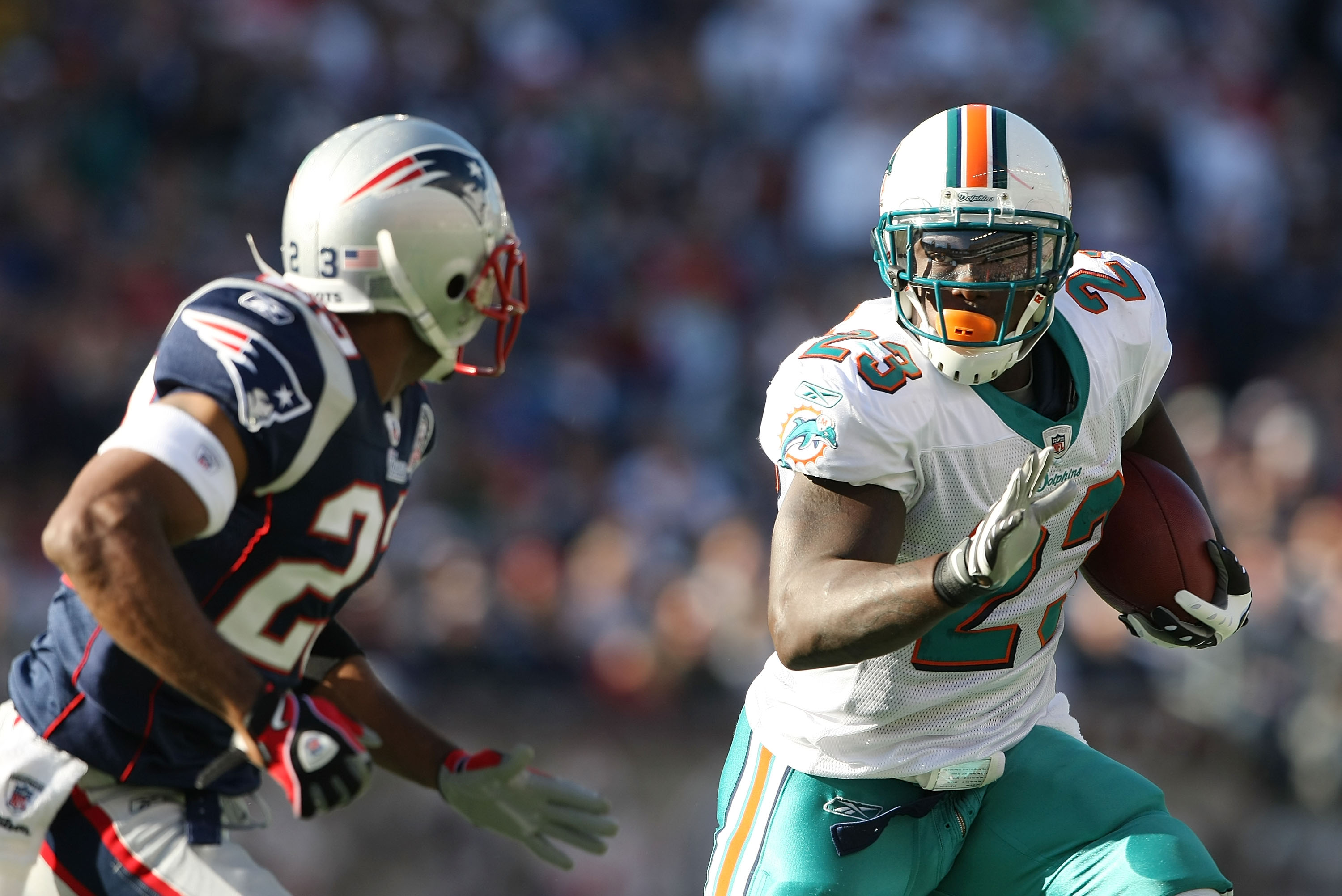 Tom Brady and Randy Moss lead Patriots to win over Dolphins 