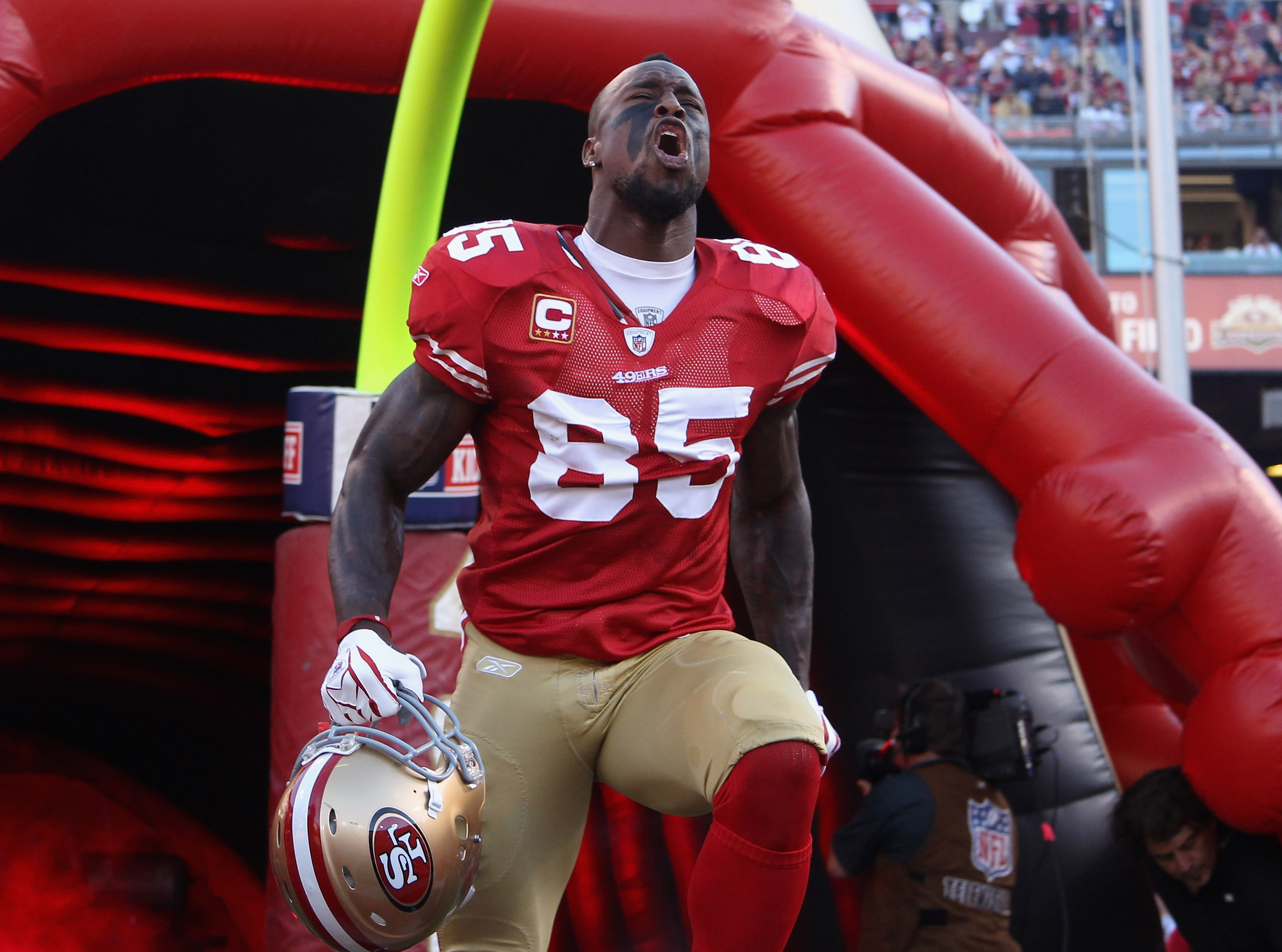 SAN FRANCISCO - SEPTEMBER 20:  Vernon Davis #85 of the San Francisco 49ers runs on to the field for their game against the New Orleans Saints at Candlestick Park on September 20, 2010 in San Francisco, California.  (Photo by Ezra Shaw/Getty Images)
