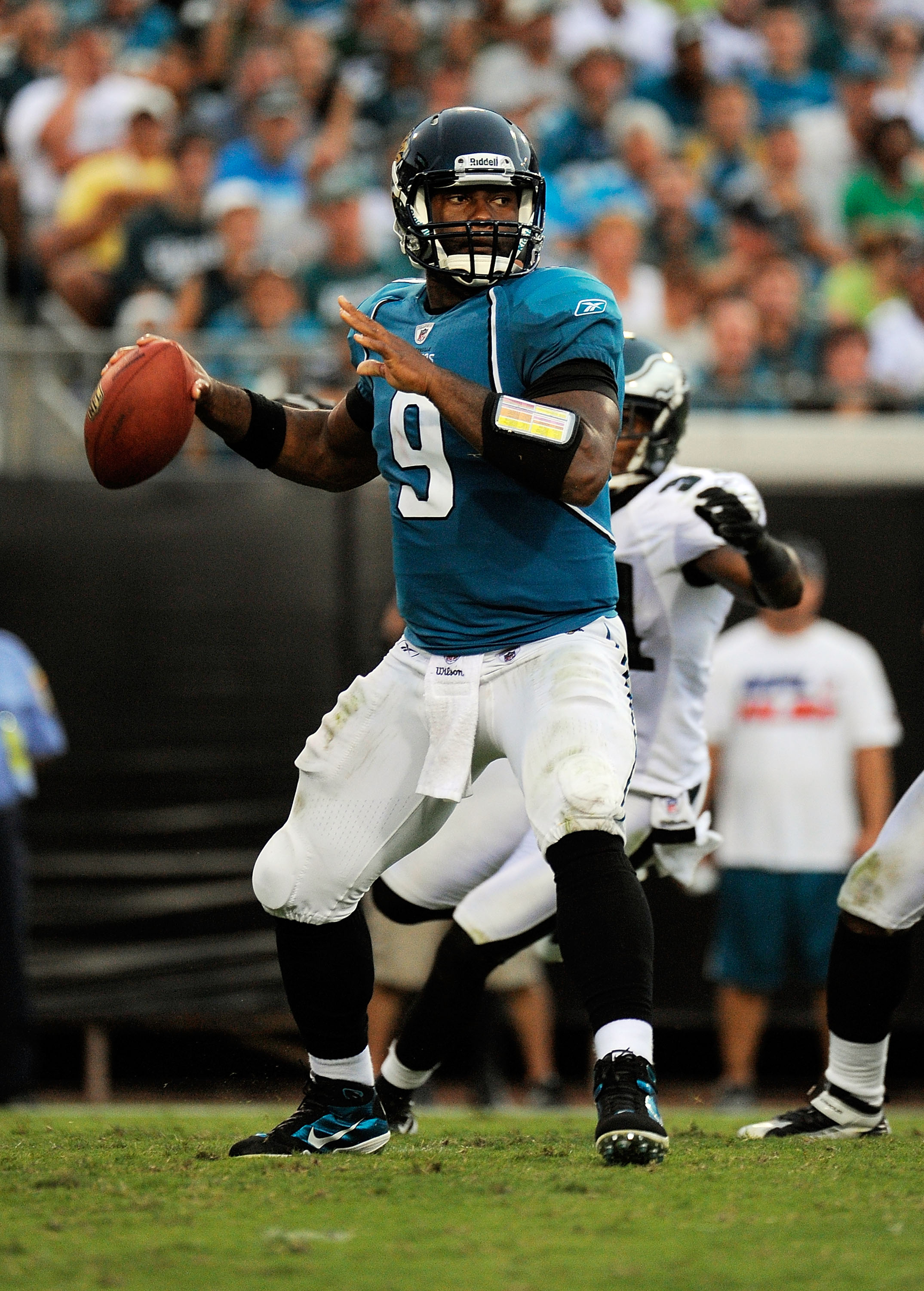 Jacksonville, FL, USA. 24th Aug, 2013. Philadelphia Eagles quarterback  Michael Vick (7) with a Gatorade water bottle during a preseason NFL game  against the Jacksonville Jaguars at EverBank Field on Aug. 24