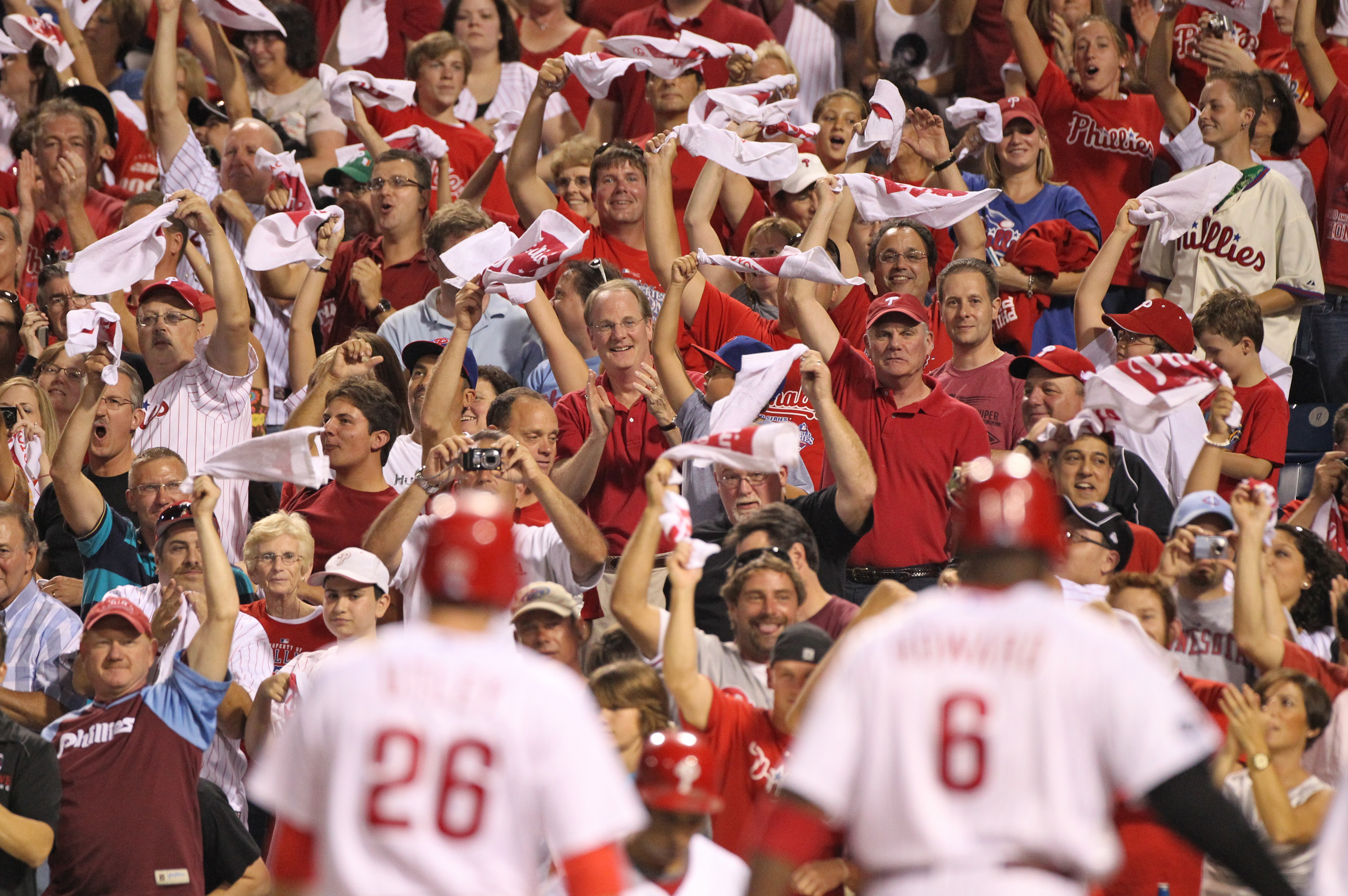 Phillies Red October playoff rally draws crowd in downtown Wilmington