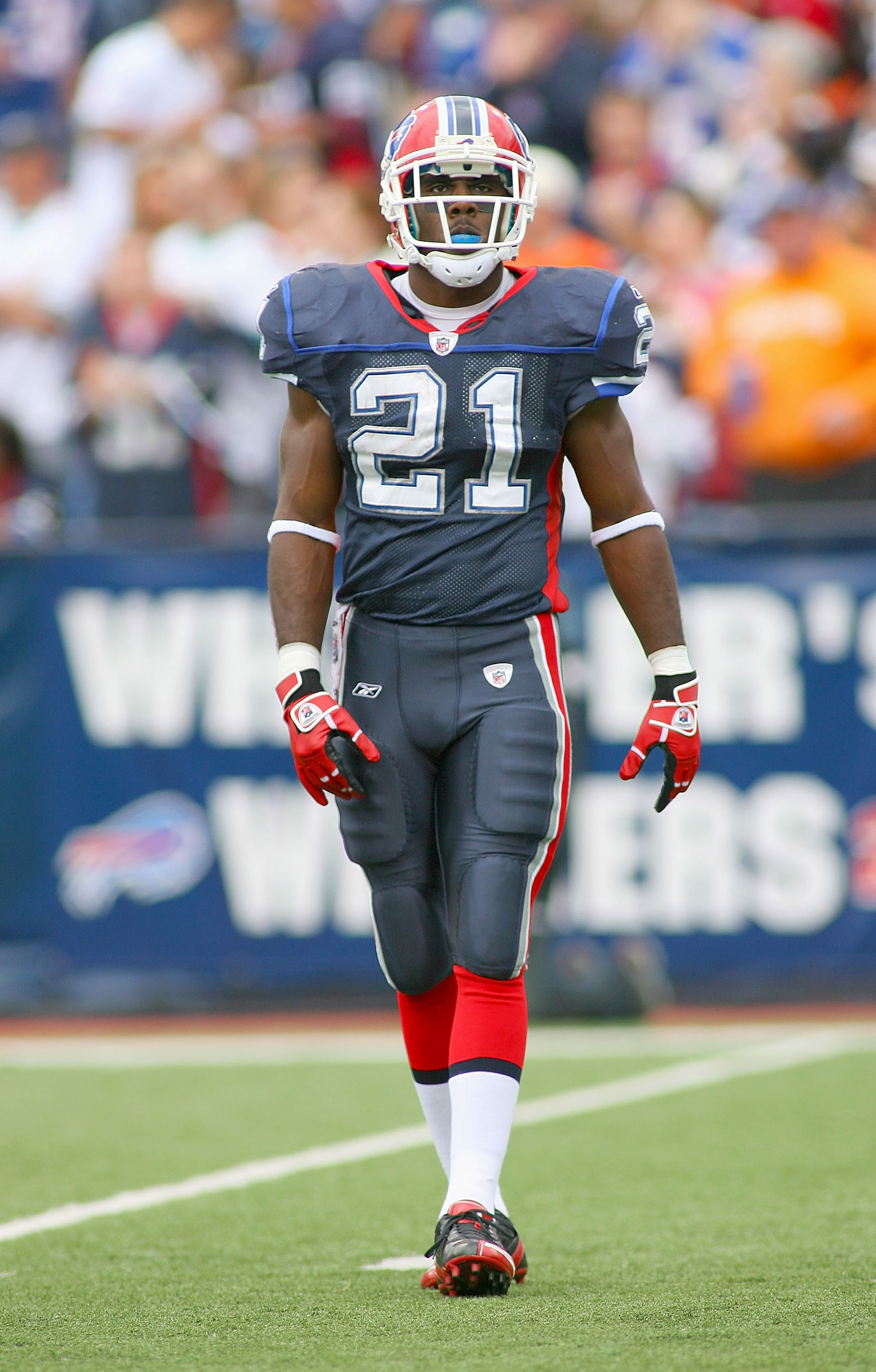 18 October 2009: Buffalo Bills running back Marshawn Lynch (23) in action  during to the NFL football game between the Buffalo Bills and New York Jets  at Giants Stadium in East Rutheford