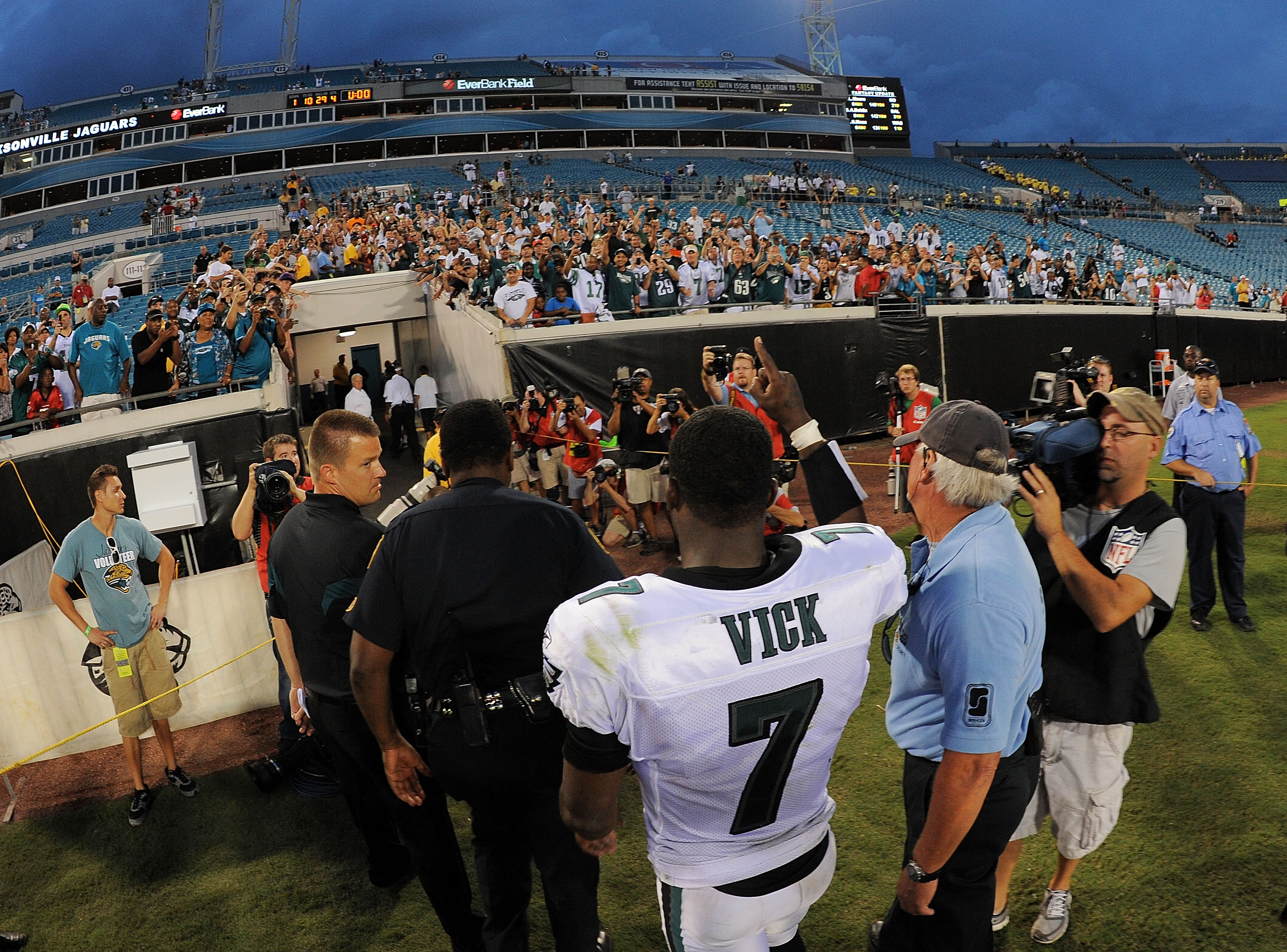 Jacksonville, FL, USA. 24th Aug, 2013. Philadelphia Eagles quarterback  Michael Vick (7) with a Gatorade water bottle during a preseason NFL game  against the Jacksonville Jaguars at EverBank Field on Aug. 24