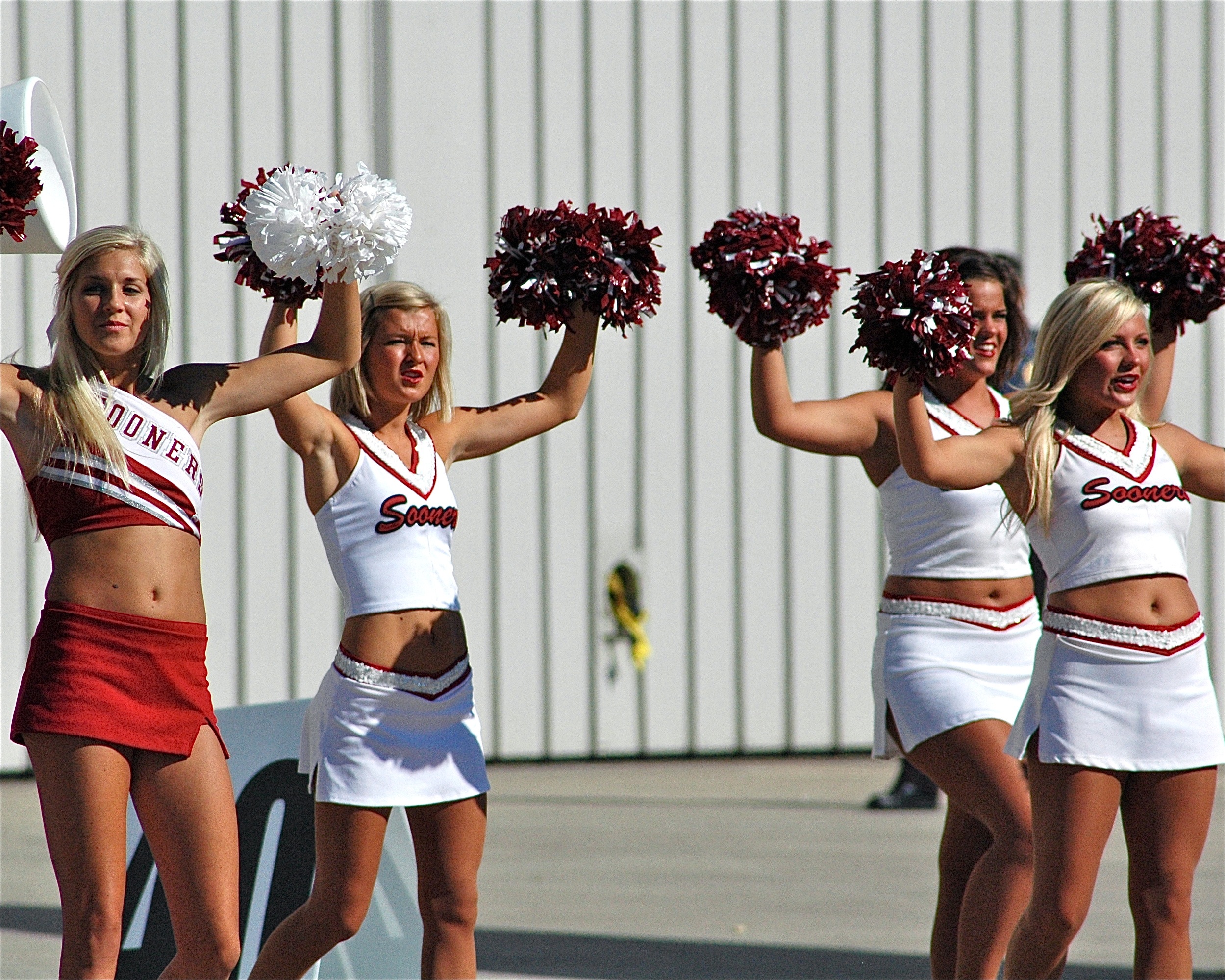 Texas And Oklahoma Cheerleaders Support Fans As They Pull An 83000 Pound Jet Bleacher Report 5695