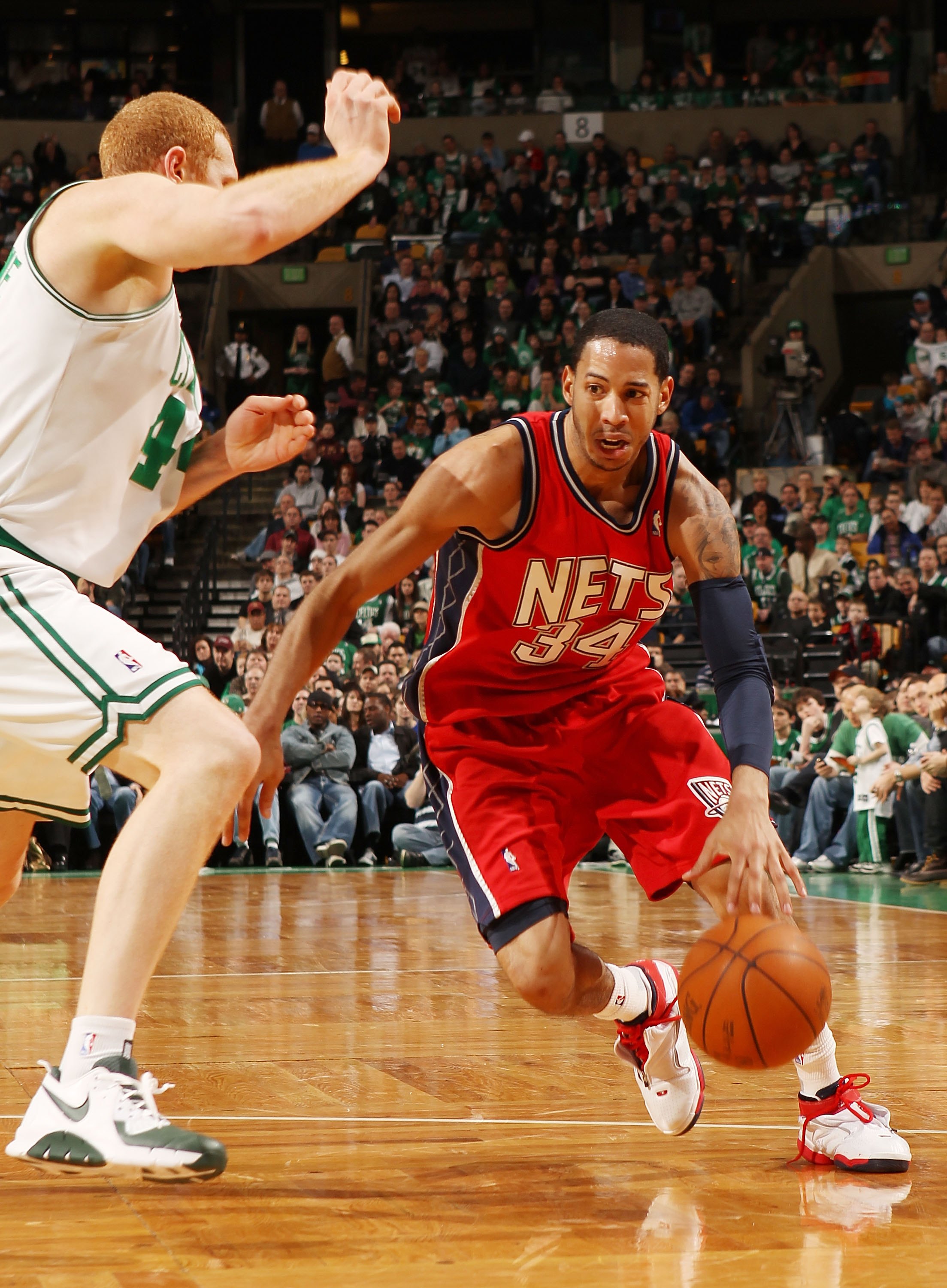 New Jersey Nets guard Devin Harris drives to the basket around Los