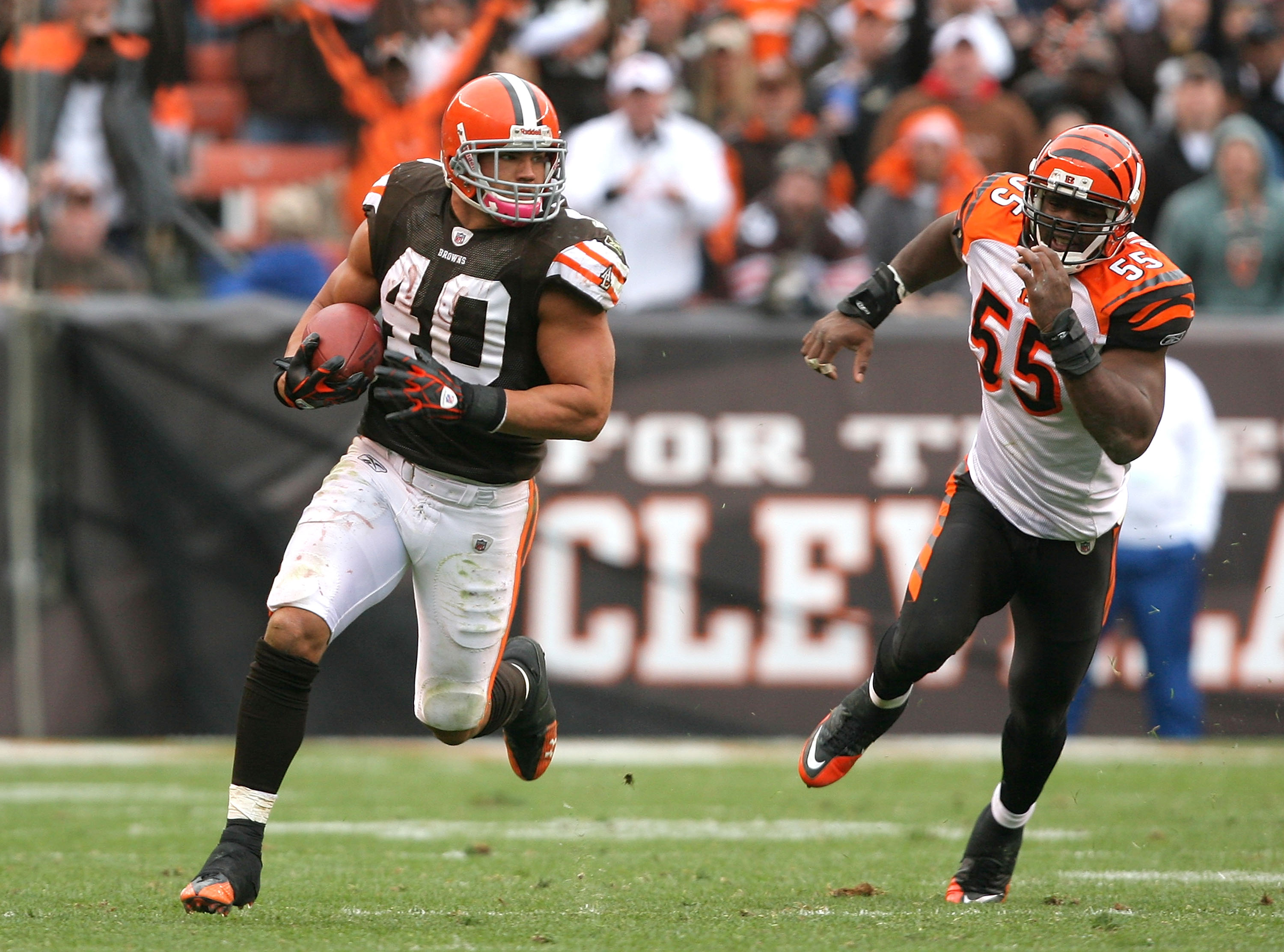 CLEVELAND - OCTOBER 03:  Running back Peyton Hillis #40 of the Cleveland Browns runs away from linebacker Keith Rivers #55 of the Cincinnati Bengals at Cleveland Browns Stadium on October 3, 2010 in Cleveland, Ohio.  (Photo by Matt Sullivan/Getty Images)