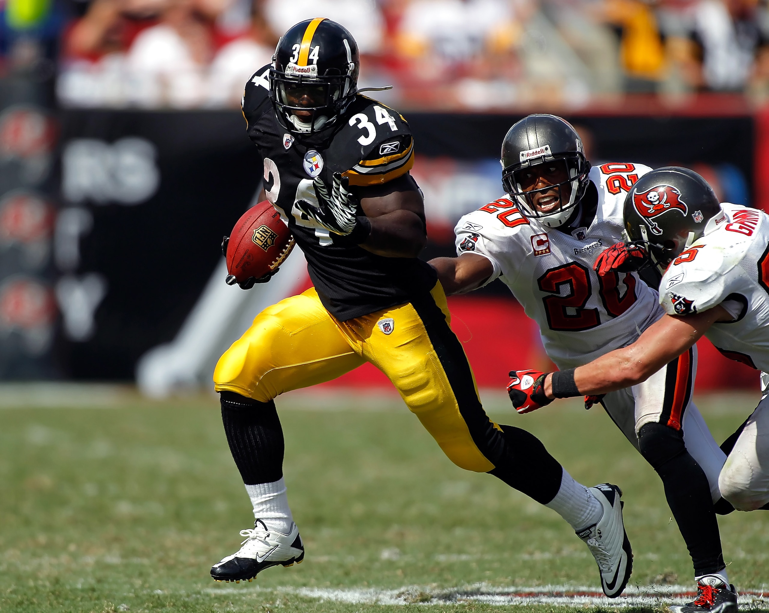 TAMPA, FL - SEPTEMBER 26: Running back Rashard Mendenhall #34 of the Pittsburgh Steelers tries to out run defenders Cody Grimm #35 and Ronde Barber #20 of the Tampa Bay Buccaneers during the game at Raymond James Stadium on September 26, 2010 in Tampa, F TAMPA, FL - SEPTEMBER 26: Running back Rashard Mendenhall #34 of the Pittsburgh Steelers tries to out run defenders Cody Grimm #35 and Ronde Barber #20 of the Tampa Bay Buccaneers during the game at Raymond James Stadium on September 26, 2010 in Tampa, F