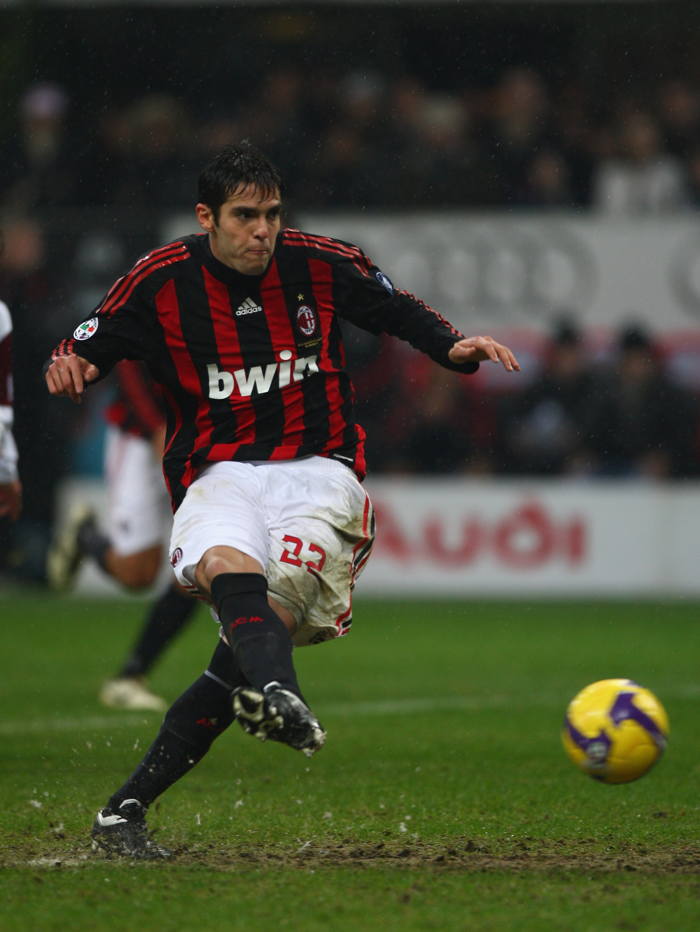MILAN, ITALY - FEBRUARY 07:  Kaka of Milan during the Serie A match between AC Milan and Reggina at the San Siro stadium on February 7, 2009 in Milan,Italy.  (Photo by Michael Steele/Getty Images)