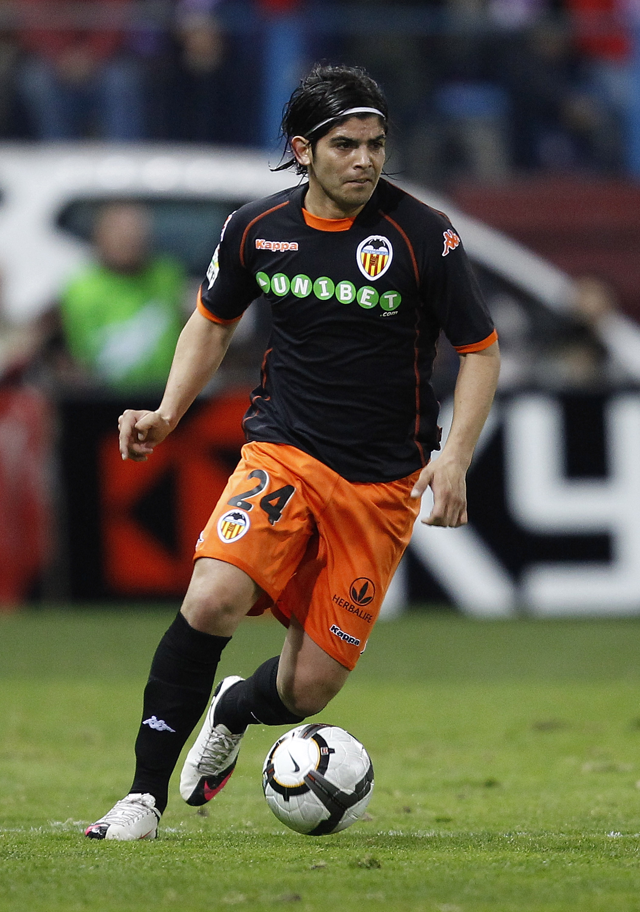 MADRID, SPAIN - FEBRUARY 28:  Ever Banega of Valencia in action during the La Liga match between Atletico Madrid and Valencia at Vicente Calderon Stadium on February 28, 2010 in Madrid, Spain.  (Photo by Angel Martinez/Getty Images)