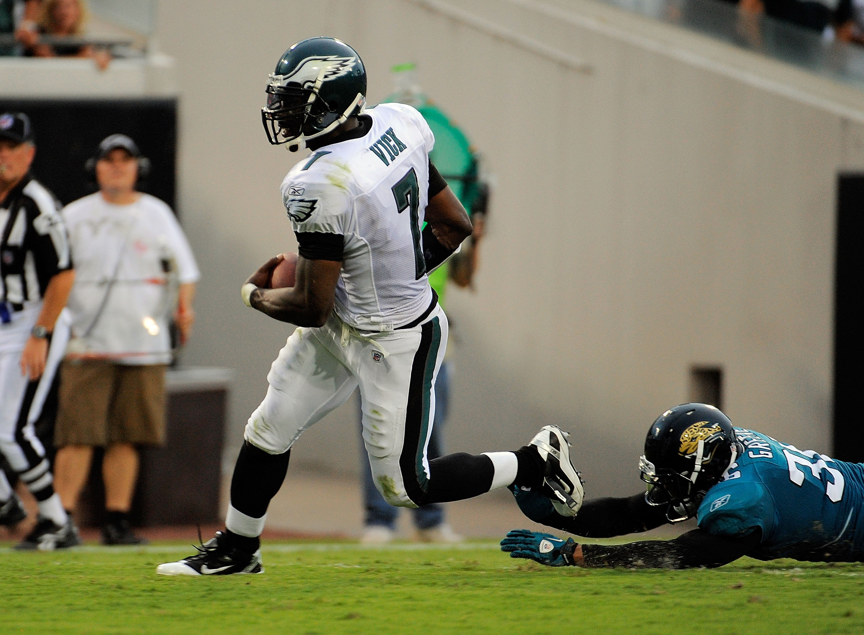 JACKSONVILLE, FL - SEPTEMBER 26: Quarterback Michael Vick #7 of the Philadelphia Eagles runs for a touchdown past safety Courtney Greene #36 of the Jacksonville Jaguars at EverBank Field on September 26, 2010 in Jacksonville, Florida. The Eagles defeated