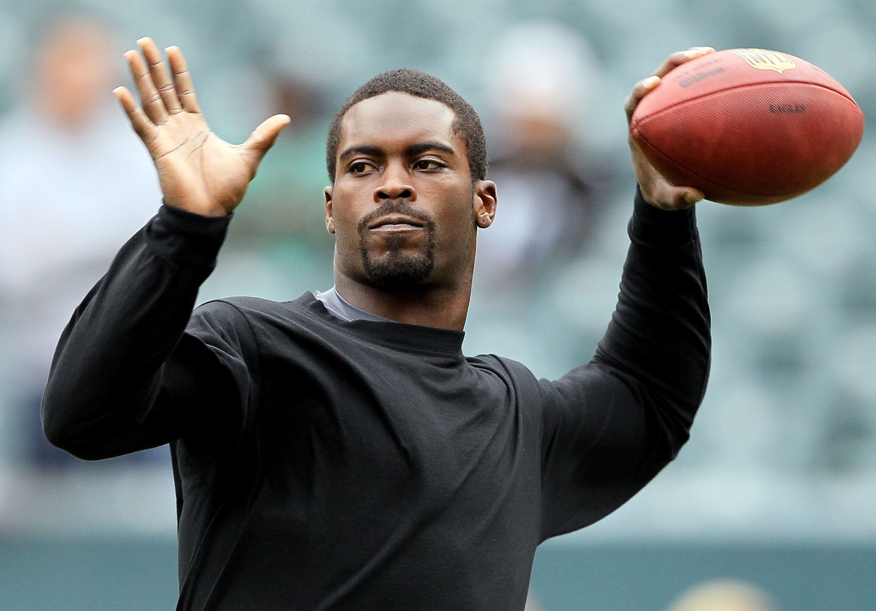 PHILADELPHIA - OCTOBER 03:  Michael Vick #7 of the Philadelphia Eagles warms up before playing against the Washington Redskins on October 3, 2010 at Lincoln Financial Field in Philadelphia, Pennsylvania.  (Photo by Jim McIsaac/Getty Images)