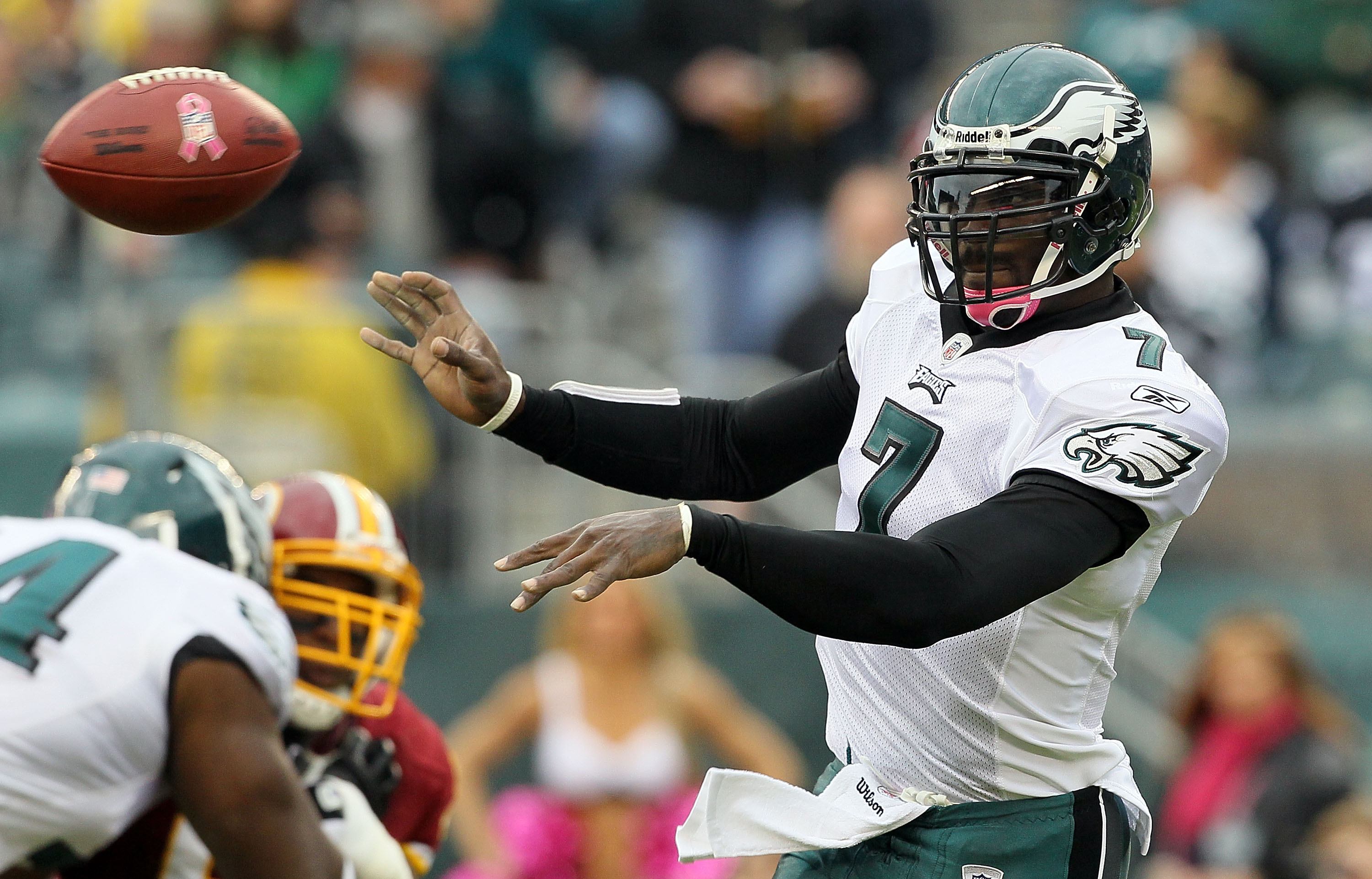 PHILADELPHIA - OCTOBER 03:  Michael Vick #7 of the Philadelphia Eagles throws a pass against the Washington Redskins on October 3, 2010 at Lincoln Financial Field in Philadelphia, Pennsylvania.  (Photo by Jim McIsaac/Getty Images)