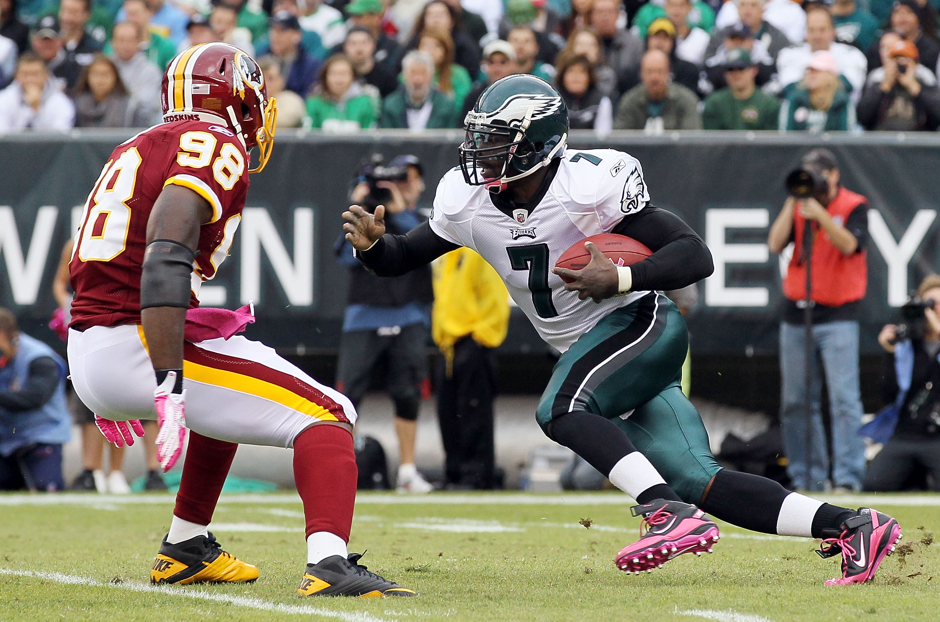 PHILADELPHIA - OCTOBER 03: Michael Vick #7 of the Philadelphia Eagles runs the ball against Brian Orakpo #98 of the Washington Redskins on October 3, 2010 at Lincoln Financial Field in Philadelphia, Pennsylvania. (Photo by Jim McIsaac/Getty Images)