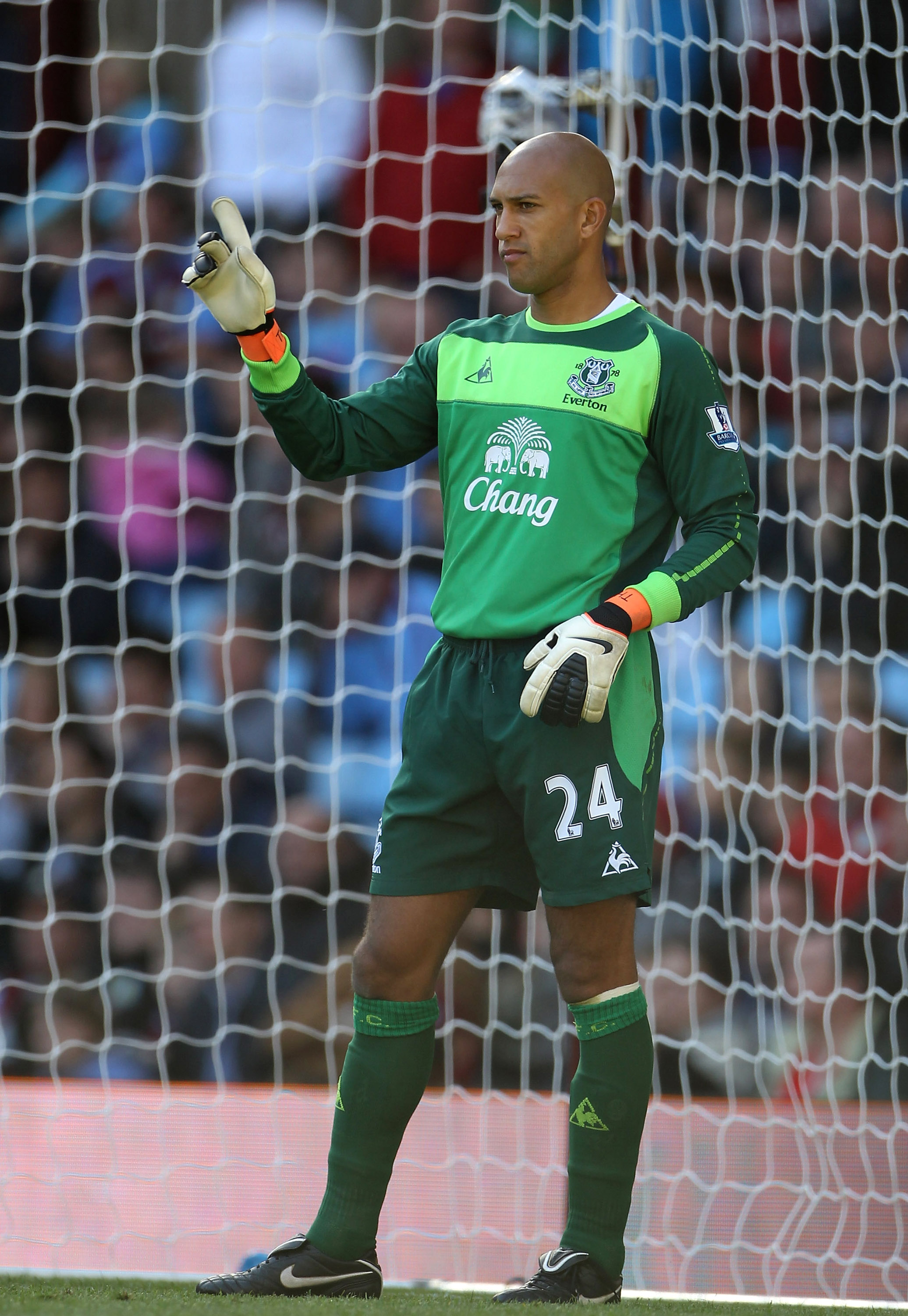 BIRMINGHAM, ENGLAND - AUGUST 29: Tim Howard of Everton signals to his team mates during the Barclays Premier League match between Aston Villa and Everton at Villa Park on August 29, 2010 in Birmingham, England.  (Photo by Phil Cole/Getty Images)