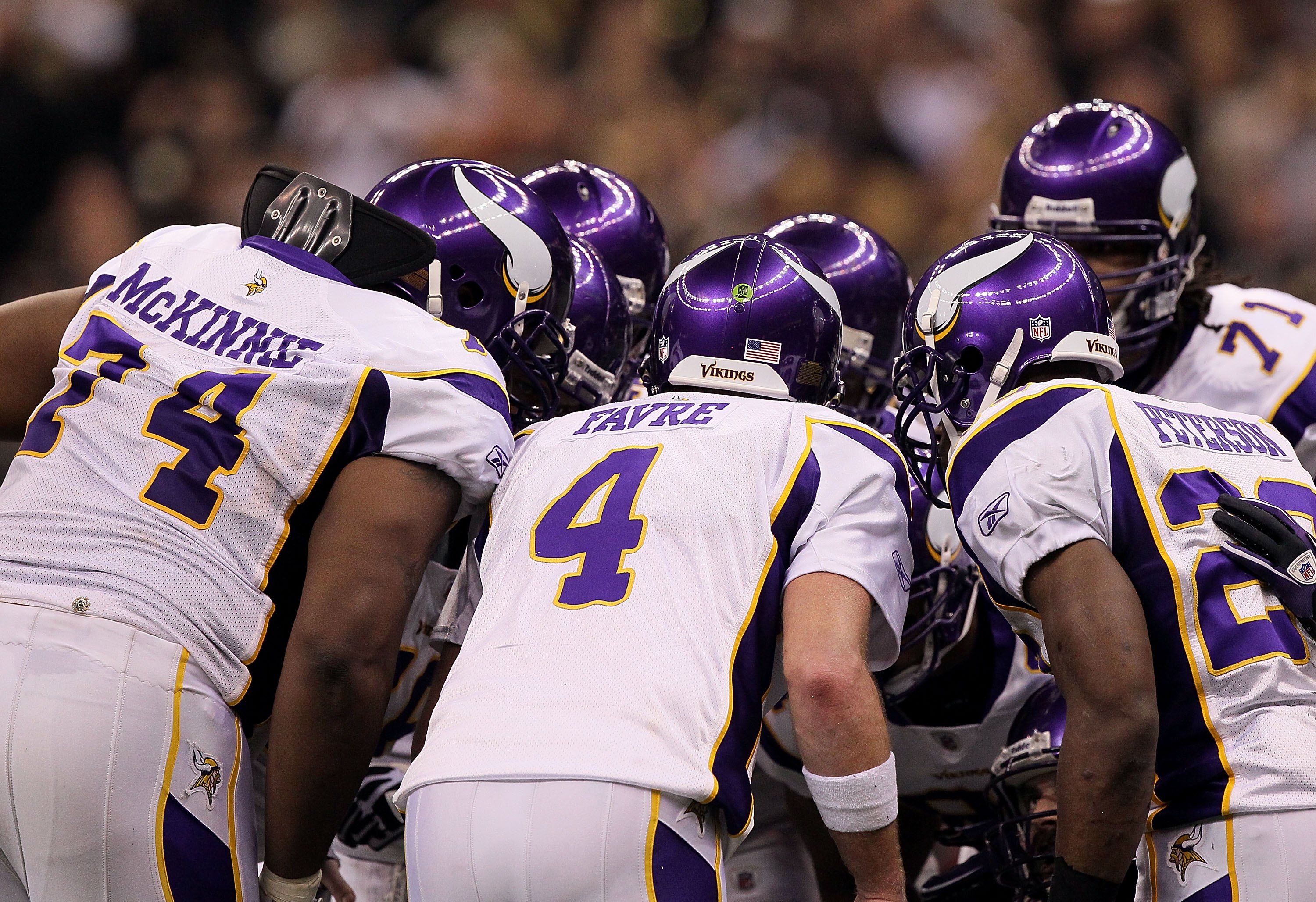 Minnesota Vikings Randy Moss stands in the huddle with Brett Favre