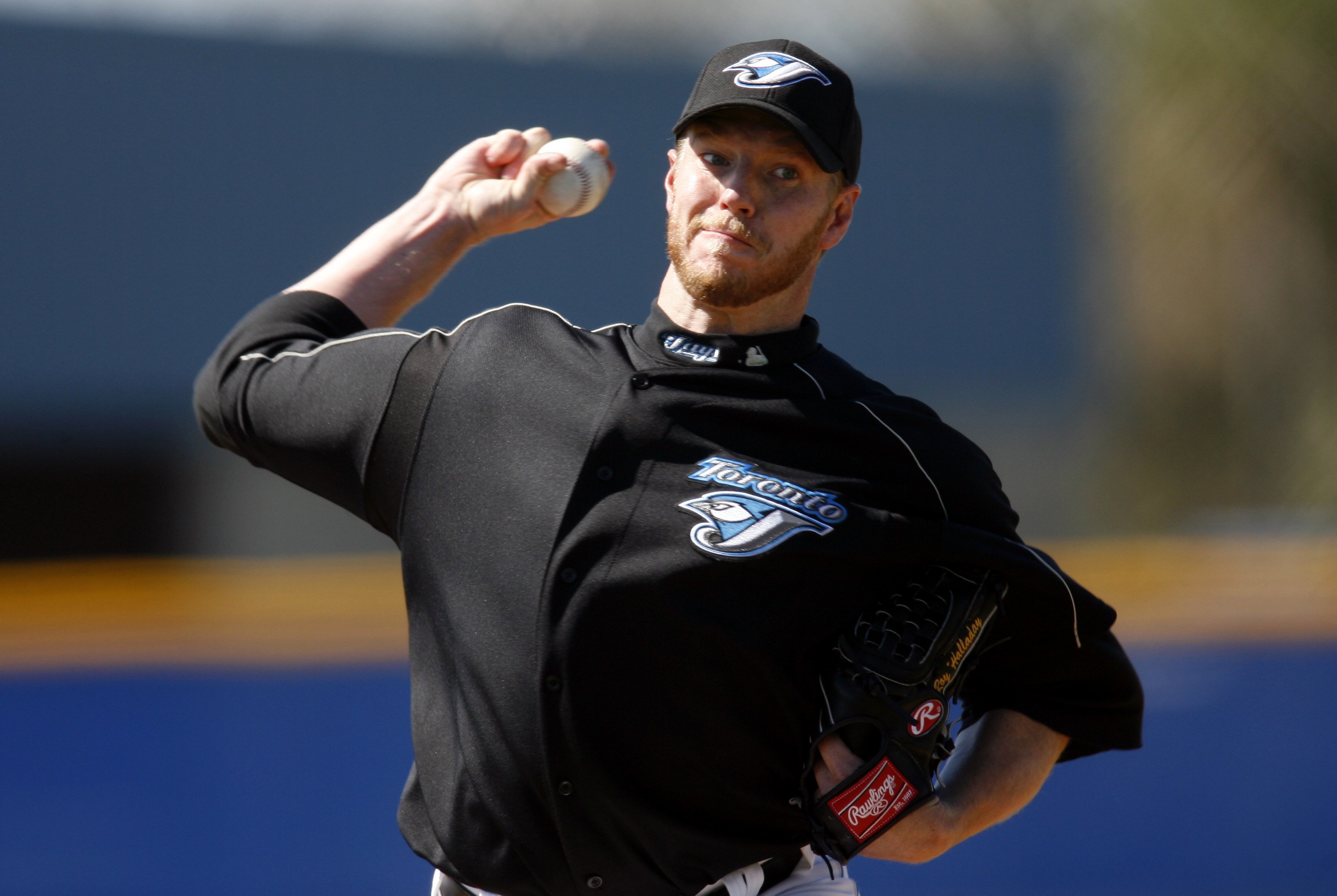 DUNEDIN, FL - FEBRUARY 27:  Pitcher Roy Halladay #32 of the Toronto Blue Jays throws a pitch during a split squad practice game on February 27, 2006 in Dunedin, Florida.  (Photo by Chris Graythen/Getty Images)