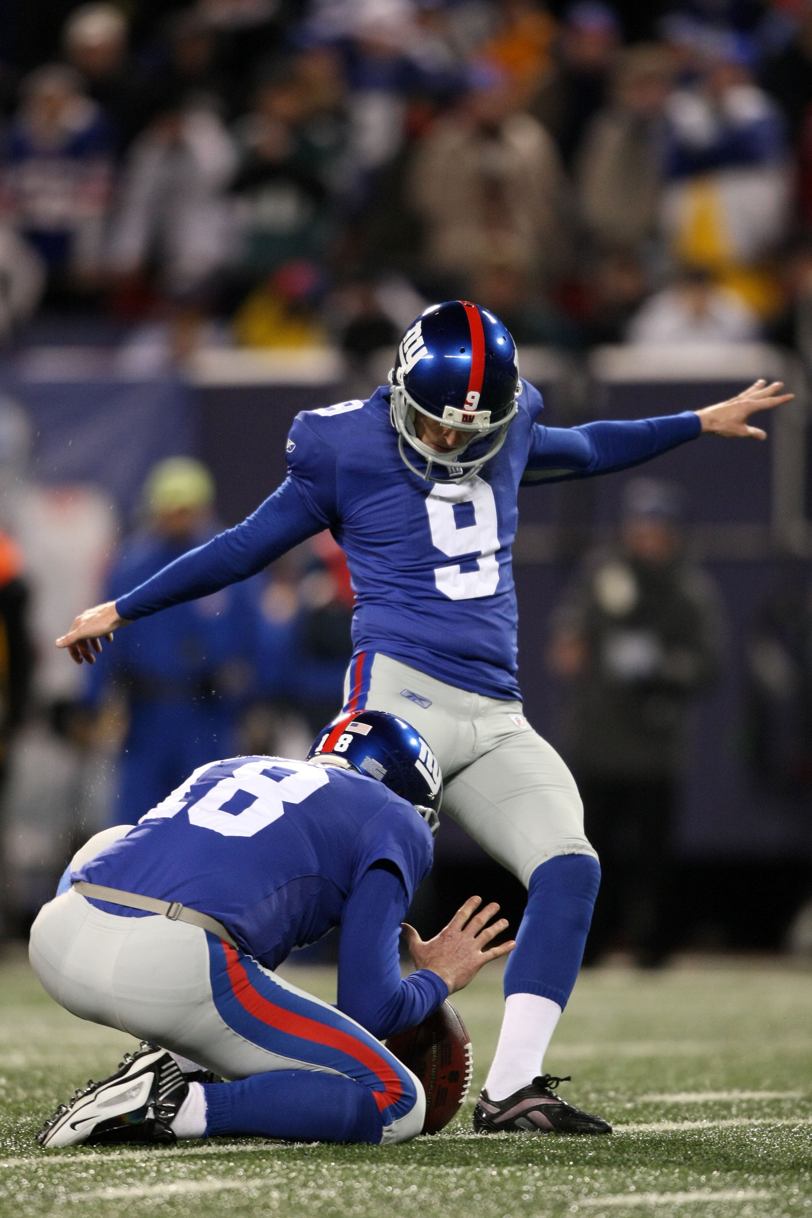 EAST RUTHERFORD, NJ - DECEMBER 13:  Lawrence Tynes #9 of the New York Giants kicks the ball against the Philadelphia Eagles at Giants Stadium on December 13, 2009 in East Rutherford, New Jersey.  (Photo by Nick Laham/Getty Images)