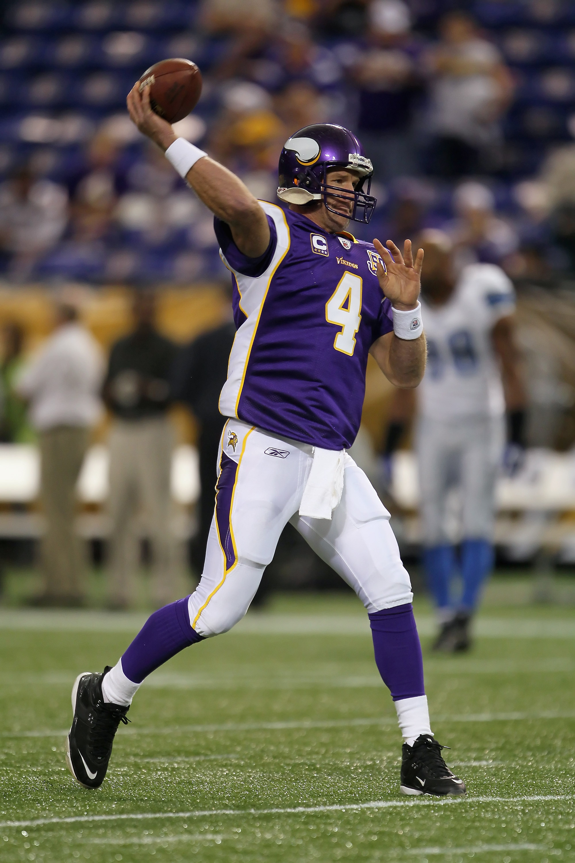 MINNEAPOLIS - SEPTEMBER 26:  Quarterback Brett Favre #4 of the Minnesota Vikings drops back to pass prior to the start of the game against the Detroit Lions at Mall of America Field on September 26, 2010 in Minneapolis, Minnesota.  (Photo by Jeff Gross/Ge