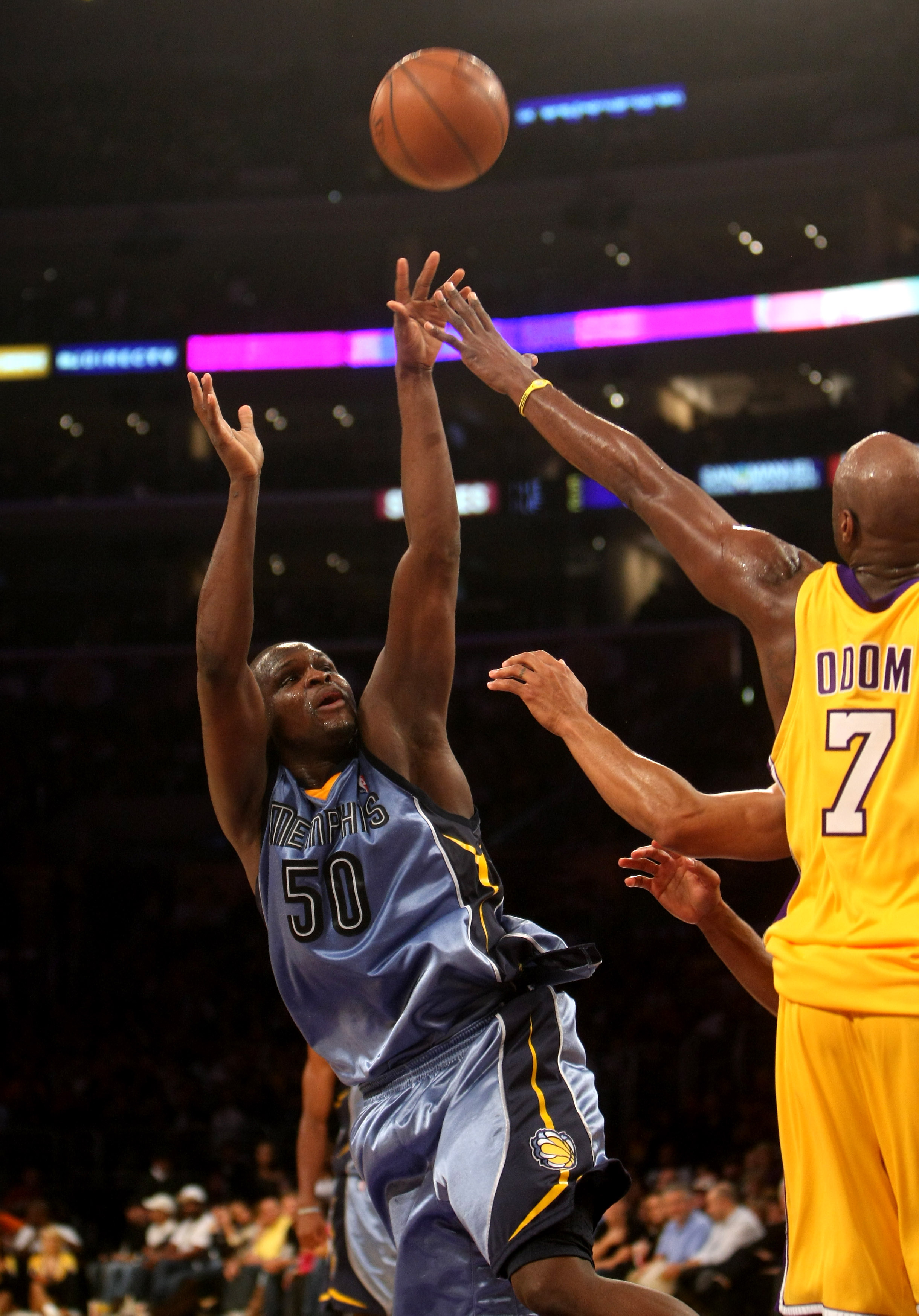 LOS ANGELES - NOVEMBER 6:   Zach Randolph #50 of the Memphis Grizzlies shoots over Lamar Odom #7 of the Los Angeles Lakers on November 6, 2009 at Staples Center in Los Angeles, California. The Lakers won 114-98.  NOTE TO USER: User expressly acknowledges