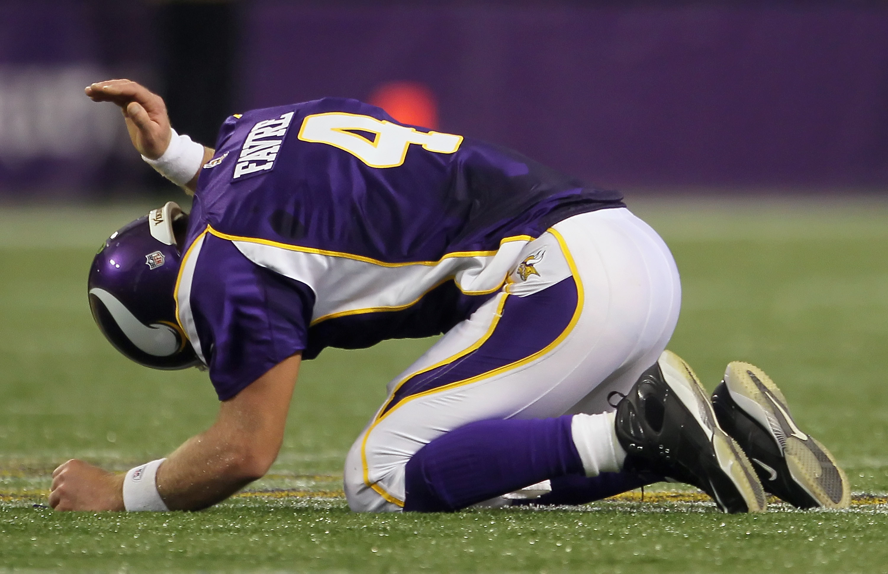 MINNEAPOLIS - SEPTEMBER 26:  Quarterback Brett Favre #4 of the Minnesota Vikings reacts after throwing an incomplete pass against the Detroit Lions at Mall of America Field on September 26, 2010 in Minneapolis, Minnesota.  (Photo by Jeff Gross/Getty Image