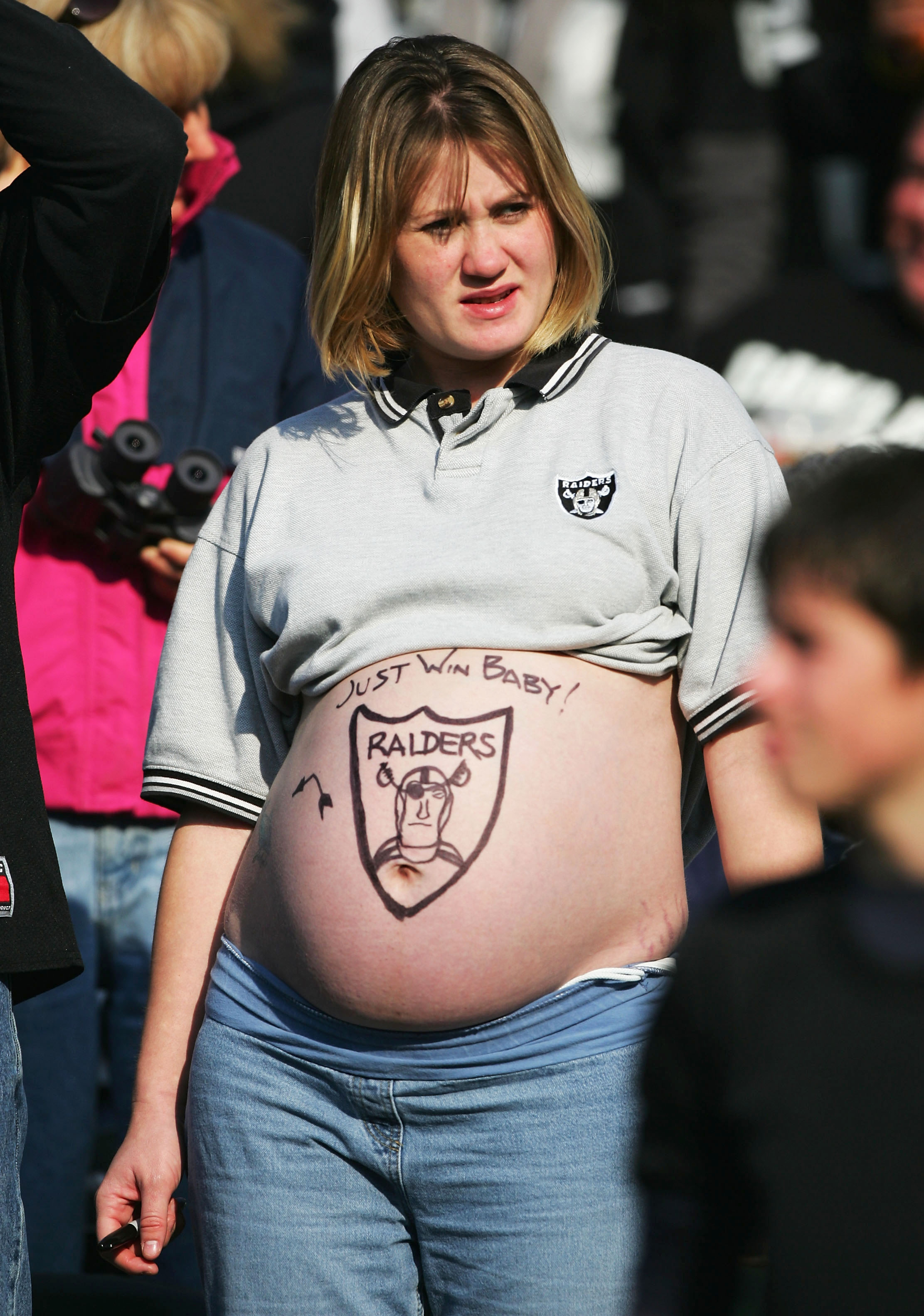 Raiders fan attracts national spotlight for exotic costume, News